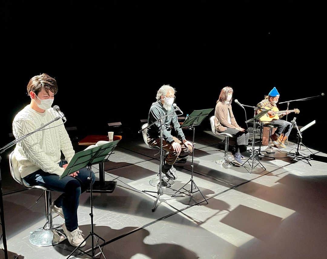 のインスタグラム：「今宵！朗読劇の舞台に立ちます！ 『すすきのを爪弾く　聖夜の憂哀歌（ブルース）』 ⠀ 札幌座の斎藤歩さん、西田薫さんの心に染み入る声、 ギタリスト山木将平さんのアドリブを交えた生演奏。 すでに稽古から白熱しています！絶賛チケット発売中です！ 一緒に、素敵なクリスマスイブを過ごしましょう☃️ （上演後のアーカイブ配信もあるので安心です✌️） ⠀ 夜８時から！#HTBオンライン劇場 のホームページへ🙋‍♂️ #札幌座 #斎藤歩 さん #西田薫 さん #山木将平 さん #トレンディ #俳優 への道 #アナウンサー #福田太郎」