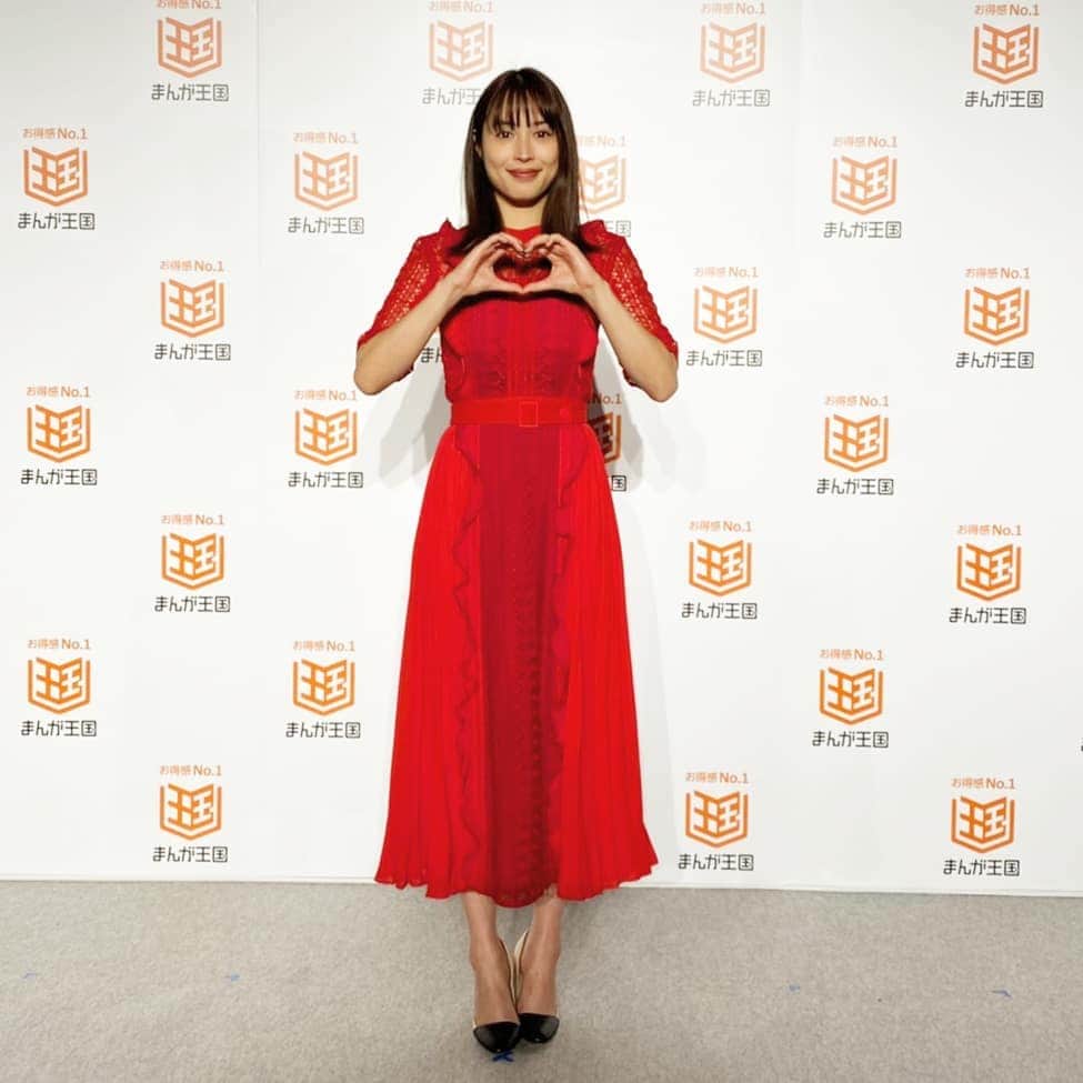 TBS「はやドキ！」のインスタグラム：「広瀬アリスさんに直撃🎤﻿ 漫画愛が溢れていました✨﻿ ﻿ 漫画はジャケ買いで、﻿ 表紙などで良いなと思ったものを選ぶそうです！﻿ ﻿ イチオシの漫画は東京喰種👍️﻿ 人間の怖いところが出ている話に惹かれると話していました😊﻿ ﻿ 広瀬さん、ありがとうございました🎵﻿ ﻿ ﻿ 皆川﻿ ﻿ ﻿ #広瀬アリス さん﻿ #直撃🎤 #漫画愛﻿ #はやドキ﻿ #tbs」