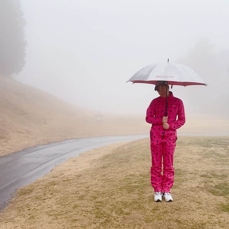 稲葉七海のインスタグラム：「今年最後の宇根山は雨と霧の極寒でした🤣🤣🤣 ・ 広島で1番好きなコース⛳️💖 ・ 今年1年大変お世話になりました!!!!! ・ ・ ・ #尾道カントリークラブ宇根山コース」