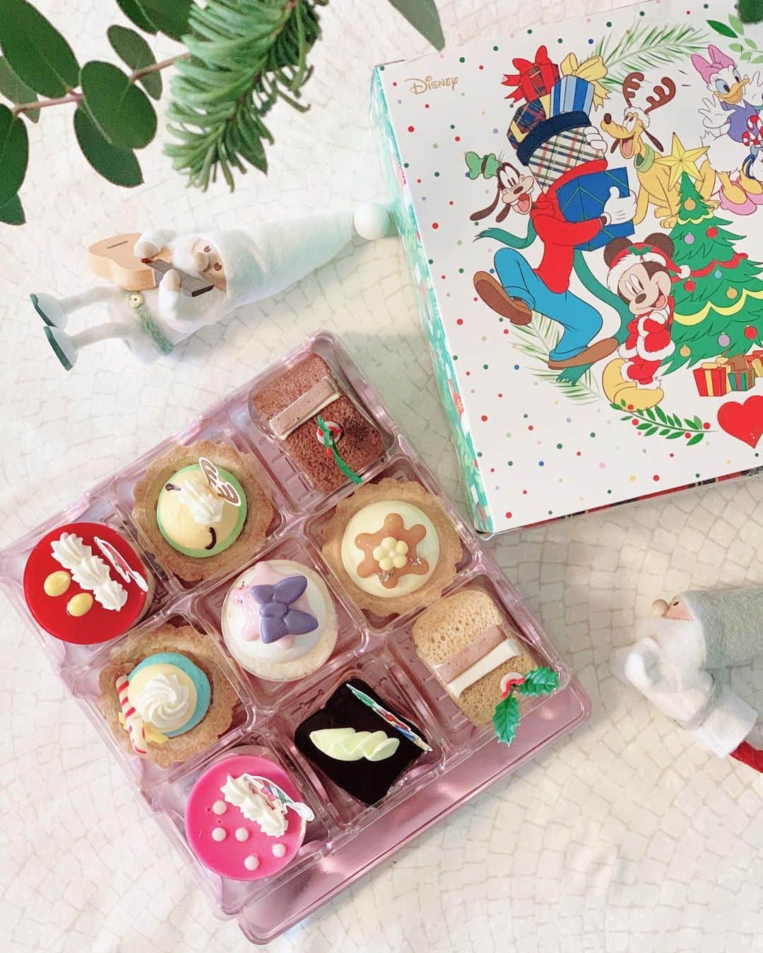 のインスタグラム：「#コージーコーナーdisneyコラボ 🎂💕 可愛い🥰 今年は３つ目の#クリスマスケーキ　🎄☃️🎁 ♡ ♡ ♡ ♡  #コージーコーナー #クリスマスパーティー  #クリパ #スイーツ部 #スイーツ女子 #インスタ映えスイーツ #フォトジェニックスイーツ #3時のおやつ #おやつタイム #お茶の時間 #おうちカフェ #xmas #christmas #christmascake #ディズニークリスマス #ノルディカニッセ #クリスマス雑貨」