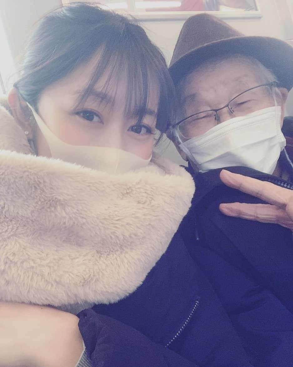 森本さやかさんのインスタグラム写真 - (森本さやかInstagram)「#じいちゃん (・灬・)♡♡  #mygrandpa  #lovegrandpa  #inthetrain」12月24日 15時09分 - sayakamorimoto1011