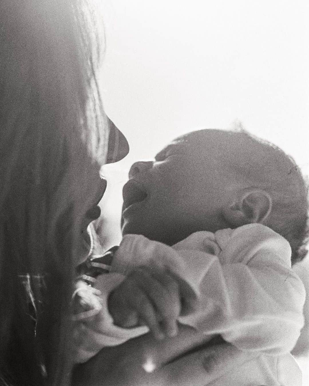 スターリー・シャイアン・スミスのインスタグラム：「3 weeks with the my most special tiny girl 🤍 I love being your mommy GoGo Valentine   Thank you beyond for capturing these precious first moments @angeliqueyvonne」