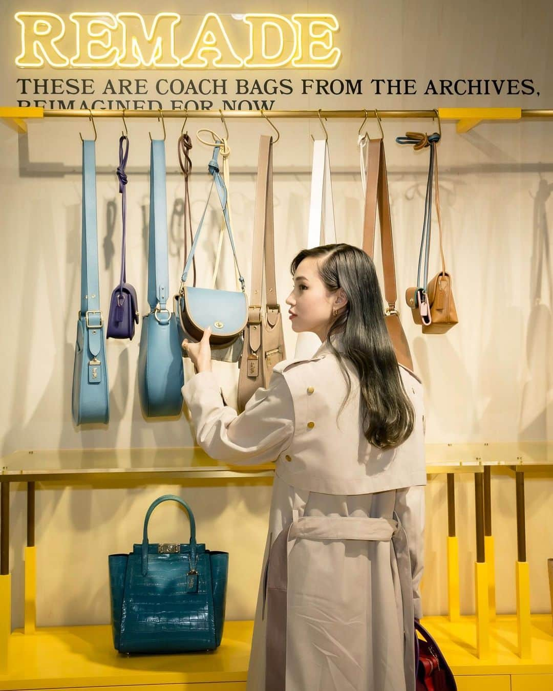 水原希子 さんのインスタグラム写真 - (水原希子 Instagram)「新宿伊勢丹で開催中のthe COACH originals のポップ アップ ストアに遊びに行ってきました🌷  ピンを選んで、自分だけのオリジナルカスタムメイドの コーチバッグを作る事が出来ます！  ヴィンテージ のコーチのバッグや、アーカイブから リメイドしたバッグなど、ヴィンテージ 好きとして、 とても心温まるポップアップストアでした🍎  12/31まで開催しているので、 是非足を運んでみて下さいね💗  #TheCoachOriginals  #CoachNY #CoachHoliday #isetan @coach」12月24日 15時13分 - i_am_kiko