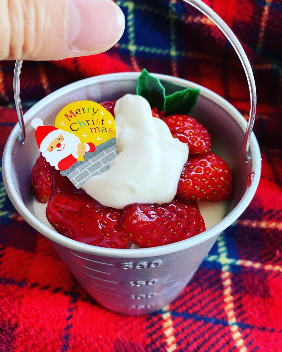 のインスタグラム：「昨日の🪣バケツプリン🍮と、 スタバ12月の抹茶ホワイトチョコレートフラペチーノ✨🎄💕💕💕やっと、飲めた！！✨💕💕💕 抹茶フラペチーノとはまた違っていいね🍵  そして、まだ写真撮ってないけど、午前中でかけてて今日はチーズケーキ買ってきたよぉ✨💕 兄貴がケーキ会社で毎年貰ってくるんだけど、年々ケーキ屋さんが同じ値段なのにサイズダウンしてて、足りなかった時ようにゲットしといた✨🎂🎄✨💕  #スタバ好き #starbucks #starbuckscoffee #starbucksjapan #starbuckslove #starbuckslover  #food#cafe #スタバ #スターバックス #スタバ大好き #スタバ中毒 #thenorthface #スタバ部 #スタバ好きな人と繋がりたい #抹茶ホワイトチョコレートフラペチーノ #northface #drink #コーヒー#カフェスタグラム #coffee #リラックスタイム #午後のひととき #優雅な時間 #スターバックスコーヒー #プリン#たべすたぐらむ #食べ物好きな人と繋がりたい　#食べ物写真 #抹茶クリームフラペチーノ」