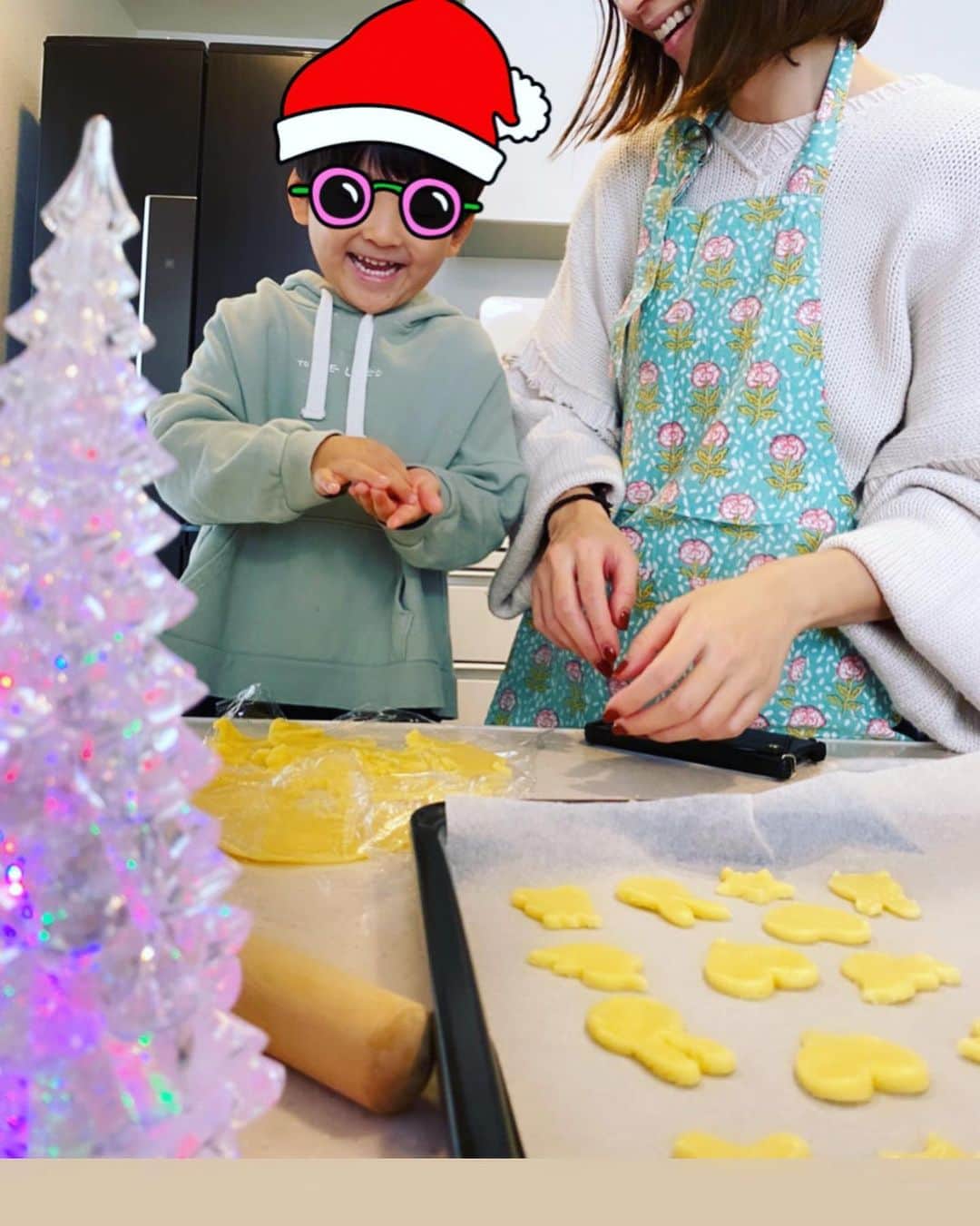 結花子さんのインスタグラム写真 - (結花子Instagram)「サンタさんにクッキー作り 僕ちゃんは粘土遊びしてる感覚らしく、さぁ型取りしよう！と思ったら手形付けてたり、コネコネダンゴムシ作り出したり。。 好き放題してたけど、 一緒にゲラゲラ笑いながらお菓子作るのは楽しい💜  #サンタさんへ　#食べてね #心を込めて　#作ったよ #クッキー　#メリークリスマス #merrychristmas  #cookies  #love #son」12月24日 15時26分 - yukako_chupapi