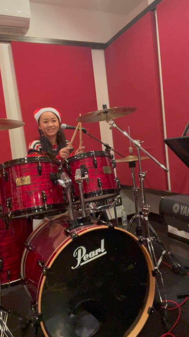 COMA-CHIのインスタグラム：「『All I want for Christmas is you』by @mariahcarey  I wish your Happy X'mas❤️🥰  with keyboard Mako-T @wwwa99jp」