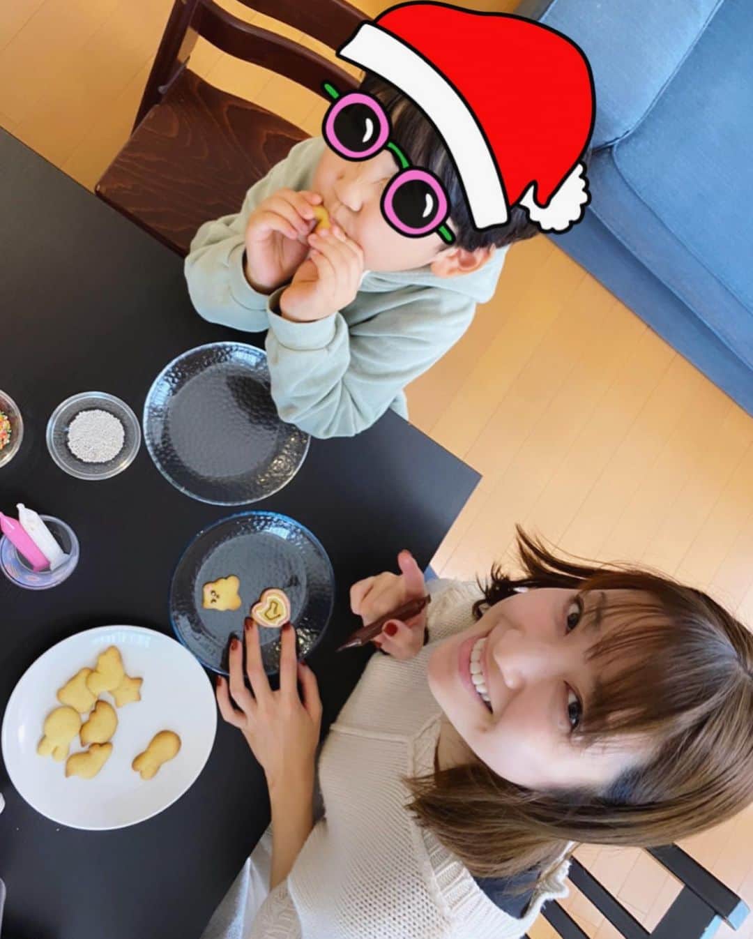 結花子さんのインスタグラム写真 - (結花子Instagram)「クッキー出来あがり🍪 ここからが楽しいデコデコ✨✨ 途中でクッキーを一気食いしだしたり、デコペンのチョコを全部吸って食べてしまったり😅 出来上がったクッキーをサンタさんにあげたくない！僕が全部食べるんだーー😭って大泣きしだしたりグダグダだったけど、何とか出来上がってサンタさん分確保😂💦💦 #サンタさん #僕は　#いい子です #だから　#今夜　#来てください❤️」12月24日 15時35分 - yukako_chupapi