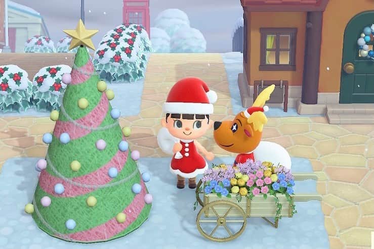 睦のインスタグラム：「Merry Christmas❗️🎁☃️🎄  #どうぶつの森  #AnimalCrossing  #ACNH  #NintendoSwitch  #雪だるま  #snowman  #冬　 #winter  #サンタクロース  #あつ森　 #nintendo  #あつまれどうぶつの森  #ゲーム  #game  #任天堂  #任天堂スイッチ  #december  #atsumeanimalforest  #クリスマスイブ🎄  #christmaseve  #christmastree🎄  #santaclaus  #ssw  #作詞家  #artist  #lyricist  #model  #モデル　 #井上睦都実 #睦」