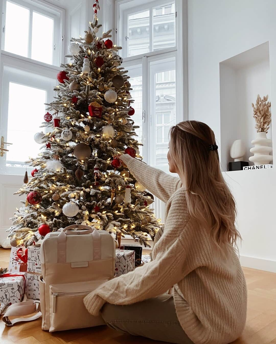 Kapten & Sonさんのインスタグラム写真 - (Kapten & SonInstagram)「'May your Christmas sparkle with moments of love, laughter and a lot of magic!' 🎄 Who's wishing for our backpack Bergen "Sandstone" as a gift under the Christmas tree? 🎁 @christinabiluca preparing for the Christmas evening.✨ #bekapten #kaptenandson⁠ .⁠ .⁠ .⁠ #happyholidays #christmaseve #christmas #xmas #gift #holidays #holidayseason #sparkling #christmastree #cozy #home」12月24日 15時30分 - kaptenandson