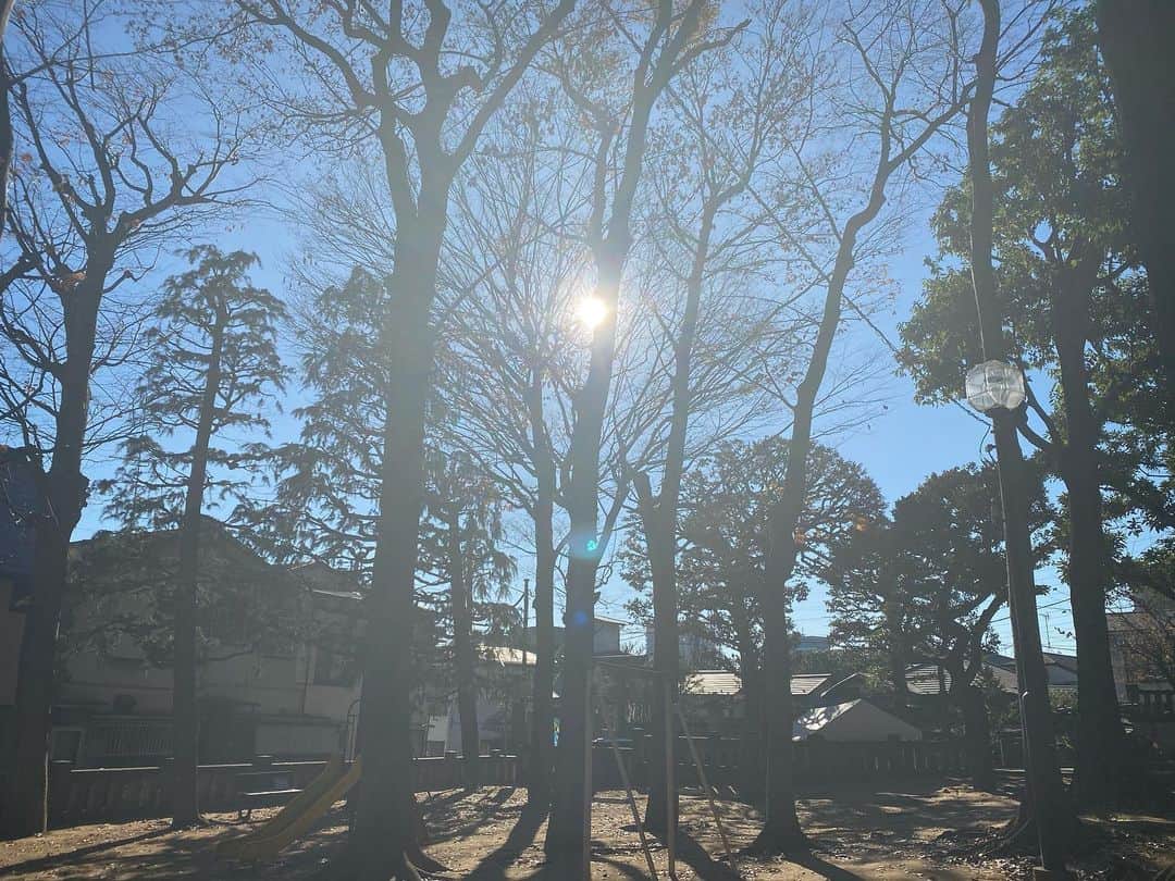 火口秀幸のインスタグラム：「皆さん また、少し　お久しぶりです 気がつけば　クリスマスイヴ 時の早さに　驚きながらも 2020年という年に　 考えさせられるところも多く、 来年からは、徐々に この苦境を乗り越える事が出来る、 快方へと　向かって欲しいものです。  私は　ご心配　ご迷惑をおかけしながらも、 お陰様で　自粛期間も解除されましたが、 長く寝ていたせいもあるものか、 本調子になるには　あと一歩というところで 全く大丈夫ではあるのですが、 まだ、大人しく過ごしている次第です。  世の中の状態も　決して 良いと言える　風潮ではございませんので、 本当に　お気をつけてお過ごしください。  また、早く　笑顔で 皆さんと　お逢い出来る日を 心待ちに　楽しみに もう少し　大人しく過ごします。  　　　　　　　　　　　メリークリスマス 　　　　　　　　　　　サイレントナイト🎄」