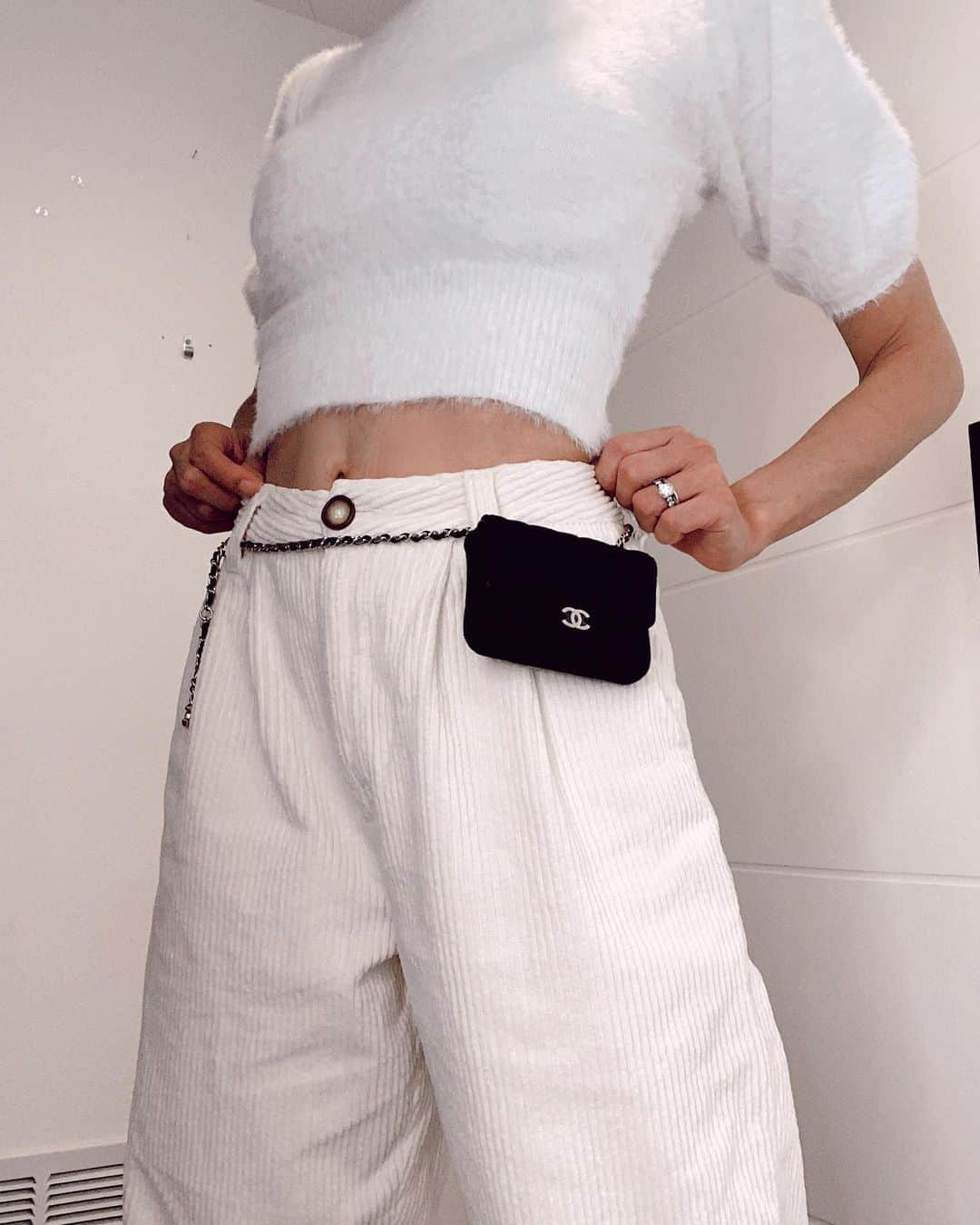 クリッセル・リムさんのインスタグラム写真 - (クリッセル・リムInstagram)「Still can’t get over this @chanelofficial belt bag ❤️ who wore it better? Me or colette? (Swipe to the end to see 🥰😂) #giftfromchanel」12月24日 15時30分 - chrisellelim
