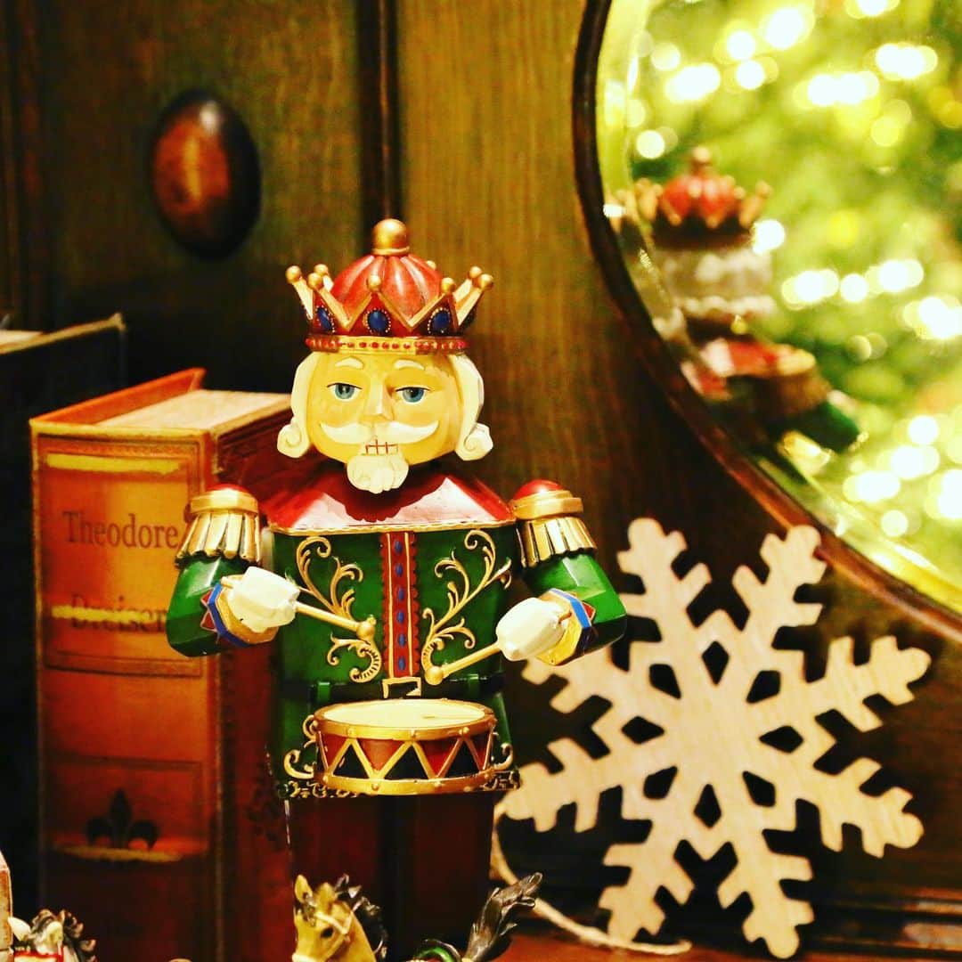 【公式】ホテルニューグランドさんのインスタグラム写真 - (【公式】ホテルニューグランドInstagram)「＊  Merry Christmas！   12月25日（金）は期間限定ラウンジ「Christmas Night Lounge-THE LOBBY-」最終日です☆   https://www.hotel-newgrand.co.jp/event/christmas-lounge2020/   #ホテルニューグランド #横浜 #クリスマス #メリークリスマス #クリスマスイブ #イブ #夜 #聖夜 #サンタクロース #クリスマスギフト #プレゼント #贈り物 #きよしこの夜 #イルミネーション #ツリー #ホテル #もみの木 #願いごと #叶う #星 #期間限定 #ロビーラウンジ #歴史的建造物 #大人時間 #Christmas #Xmas #yokohama」12月24日 15時34分 - hotelnewgrand