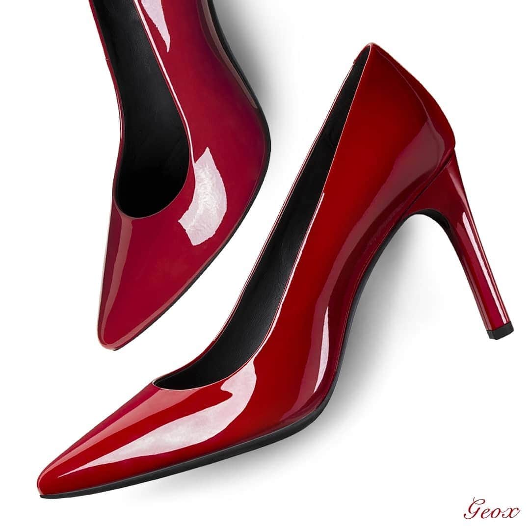 ジェオックスのインスタグラム：「Christmas Eve has finally arrived! Are you ready to enchant with a touch of glam & ruby red?」