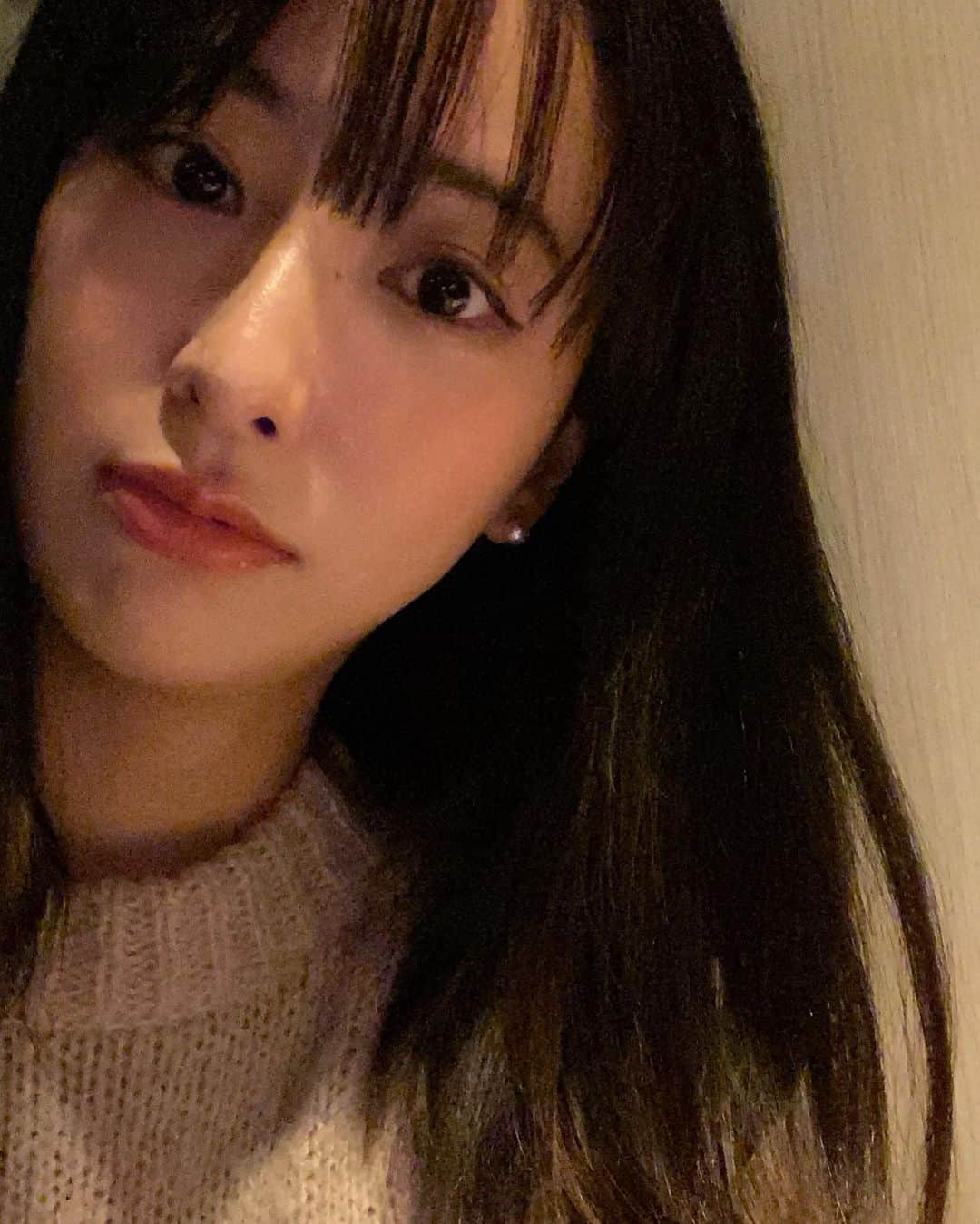 神室舞衣のインスタグラム：「めりーくりすます。🎄 今年もサンタはこない予感しかない。  明日は花まるのお誕生日なので今日は🎂作りや飾り付けで忙しくなります。✨ 私はロール白菜食べたいので買い出しへ。ロールキャベツより白菜派です。　 コンソメかトマトか迷う！ 今日はコンソメの気分かな🤔  あと！💡 キムチの質問に答えて頂いた方々ありがとうございます。 韓国広場へ行ってアミの塩辛手に入れました。 自分で言うのもなんですがとんでもなく美味しく出来てびっくりしてます！😝 自家製ってこんなに美味しく出来るの⁉︎ってなってます。 その話はまたいつか。😎」