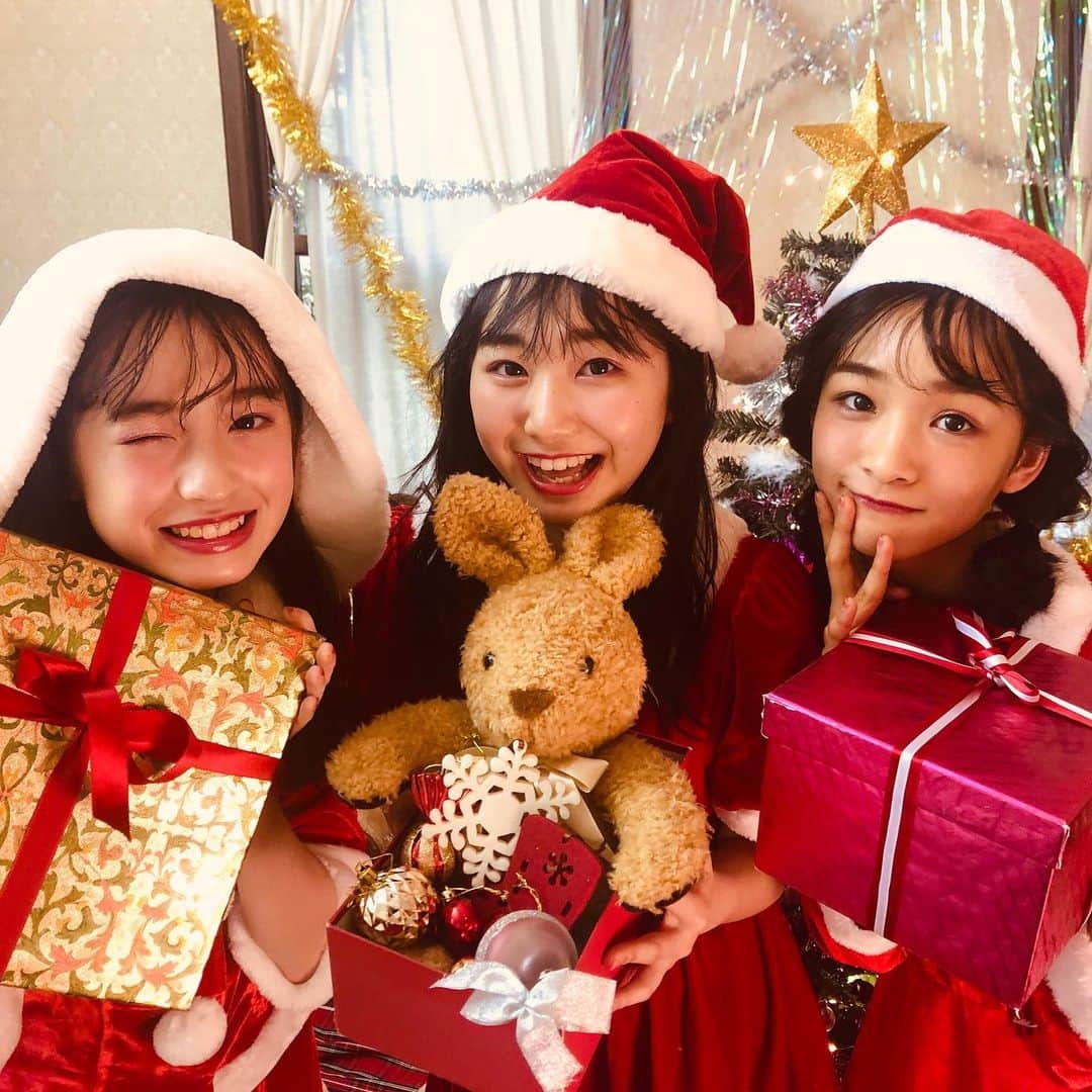 ニコ☆プチのインスタグラム：「🎄🎅✨🎁🧁🍗🍷  🎀はっぴーめりーくりすます!🎀  from トリプルアヤサンタ💖💞💓  素敵なクリスマスイブをお過ごしください🎅🎶💝  #葛西杏也菜  #川合菖蒲  #中山あやか」