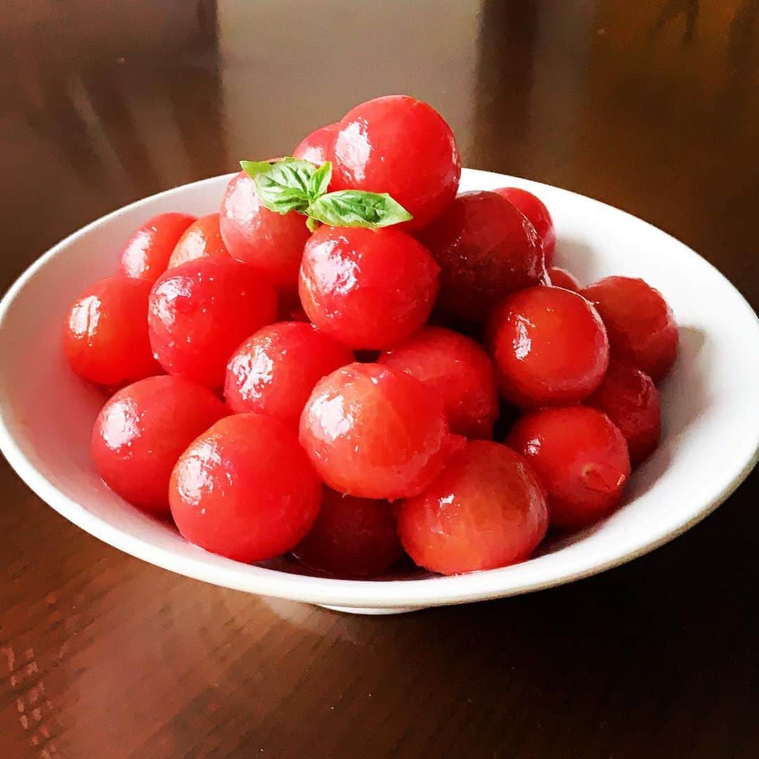 志摩有子さんのインスタグラム写真 - (志摩有子Instagram)「クリスマスだけに作るミニトマトのスイートマリネ。ミニトマトをちまちまと湯むきするのがこだわり。マリネ液がよく染みて美味しくなる。バジルを添えてクリスマスカラーに。簡単なレシピだけど、一年に一度だけしか作らないとなると特別感が出る。  #ミニトマトのスイートマリネ  #arikoのごはん」12月24日 15時52分 - ariko418