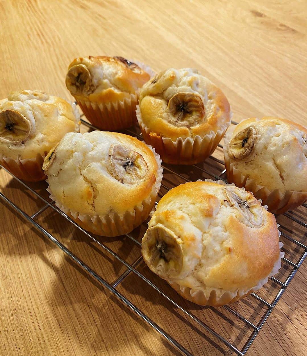 大出千尋のインスタグラム：「先日作った、米粉バナナマフィン🧁 外はサクッと中はしっとりもちもち！ 米粉や米油を使って、キビ砂糖で甘味をつけた、体に優しいマフィンなので、ついつい食べすぎちゃう！ そしてやっぱりシンプルが一番好き💛 . レシピは⇩ . 材料 バナナ  1本 　　　　　　　  "A" 豆乳  165g　　　　　　　　 米油  60g  "B" きび砂糖 50g 米粉  120g　　　　　　　　 片栗粉  30g ベーキングパウダー 8g 塩　　少々  ◎作り方◎ マフィン型にグラシン紙をセットしておく。 オーブンを１８０℃に予熱しておく。  Aの材料をボウルに入れ、よく混ぜ合わせる。  Bの材料を袋に入れ、混ぜ合わせる。 ②のボウルに③を入れよく混ぜ合わせる。  バナナの半分を１２枚スライスして トッピング用に取っておく。 残りは荒く刻み、④の生地に混ぜておく。  マフィン型に流し入れ、スライスしたバナナをトッピングする。  １８０度に予熱したオーブンで２２分焼く。  オーブンから取り出してよーく粗熱が取れたら、型から出して完成です！ . 今日はクリスマスイヴなので、皆さんケーキ作りしてるかな？？ ちなみに私は毎年ケーキは買う派です😆 今年は近所のケーキ屋さんでgetしてきました♥️ 皆さん、素敵なクリスマスをお過ごし下さい🎄💫 . #chrismaseve  #米粉バナナマフィン」