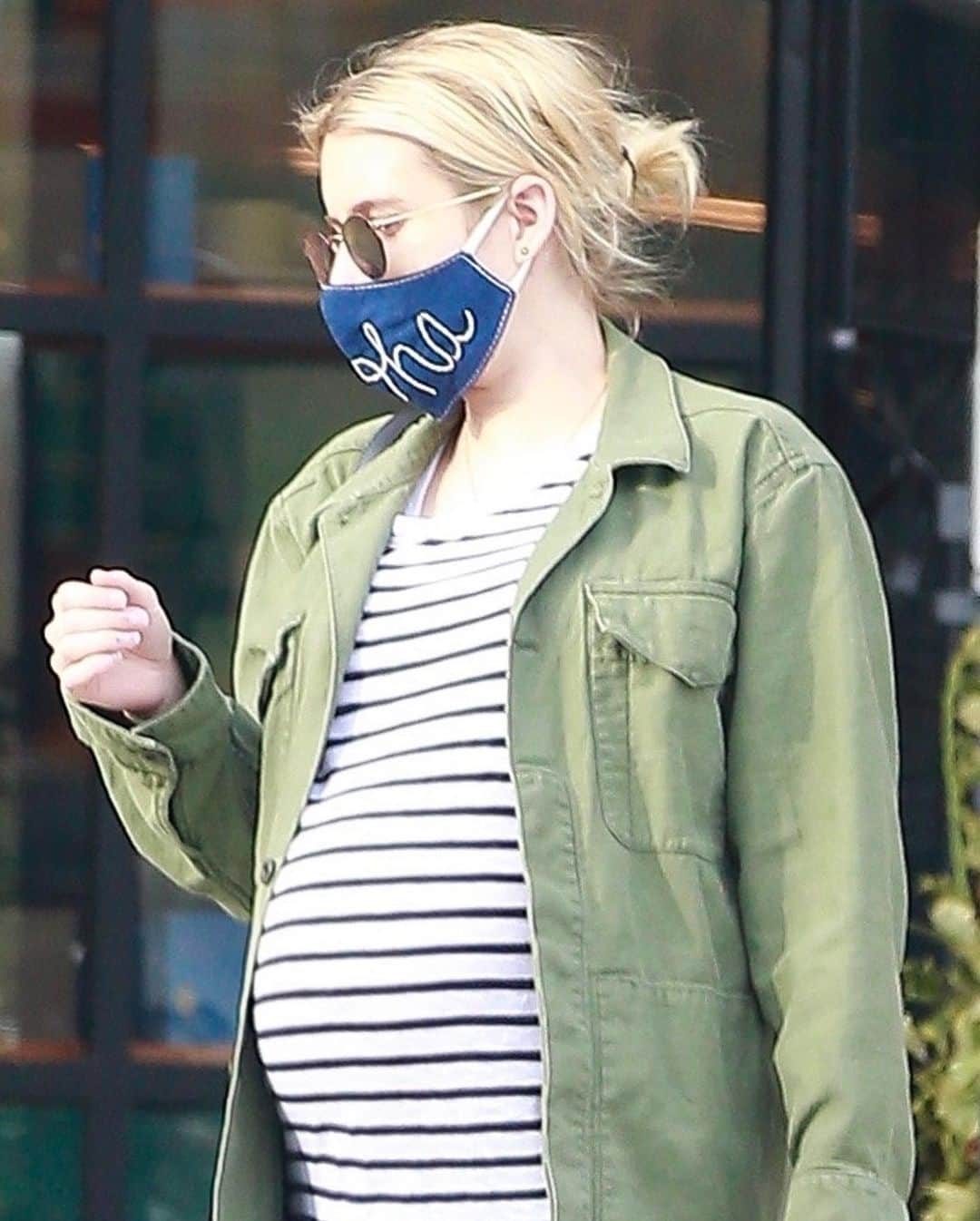 Just Jaredさんのインスタグラム写真 - (Just JaredInstagram)「A pregnant @emmaroberts stays busy running errands as she waits to give birth to her first child! #EmmaRoberts Photos: Backgrid」12月24日 15時52分 - justjared