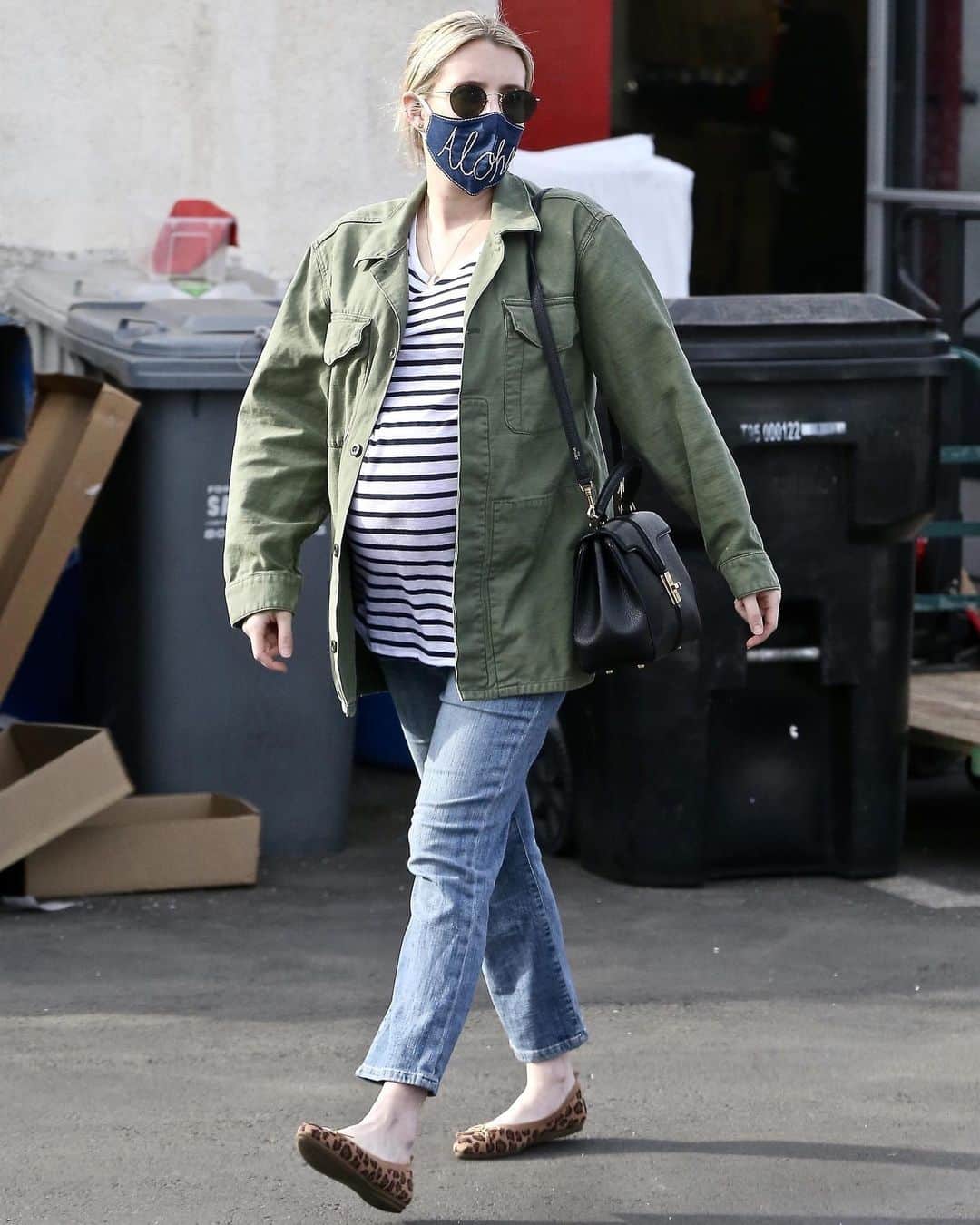 Just Jaredさんのインスタグラム写真 - (Just JaredInstagram)「A pregnant @emmaroberts stays busy running errands as she waits to give birth to her first child! #EmmaRoberts Photos: Backgrid」12月24日 15時52分 - justjared