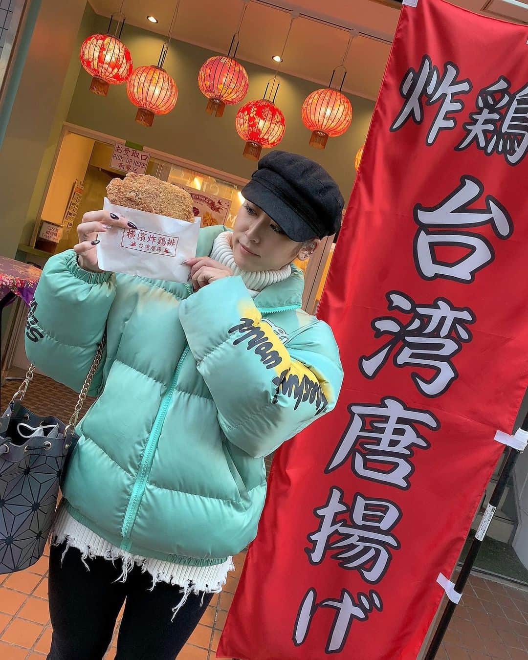 Kumiのインスタグラム：「. 食べ歩きって楽しいよね🤍 . みなさまのオススメの 食べ歩きスポット教えて！！ . . . #元町中華街　#中華街　#中華街食べ歩き #中華街グルメ #台湾唐揚げ　#横濱炸鷄排 #唐揚げ　#kumiの休日　#大鷄排」