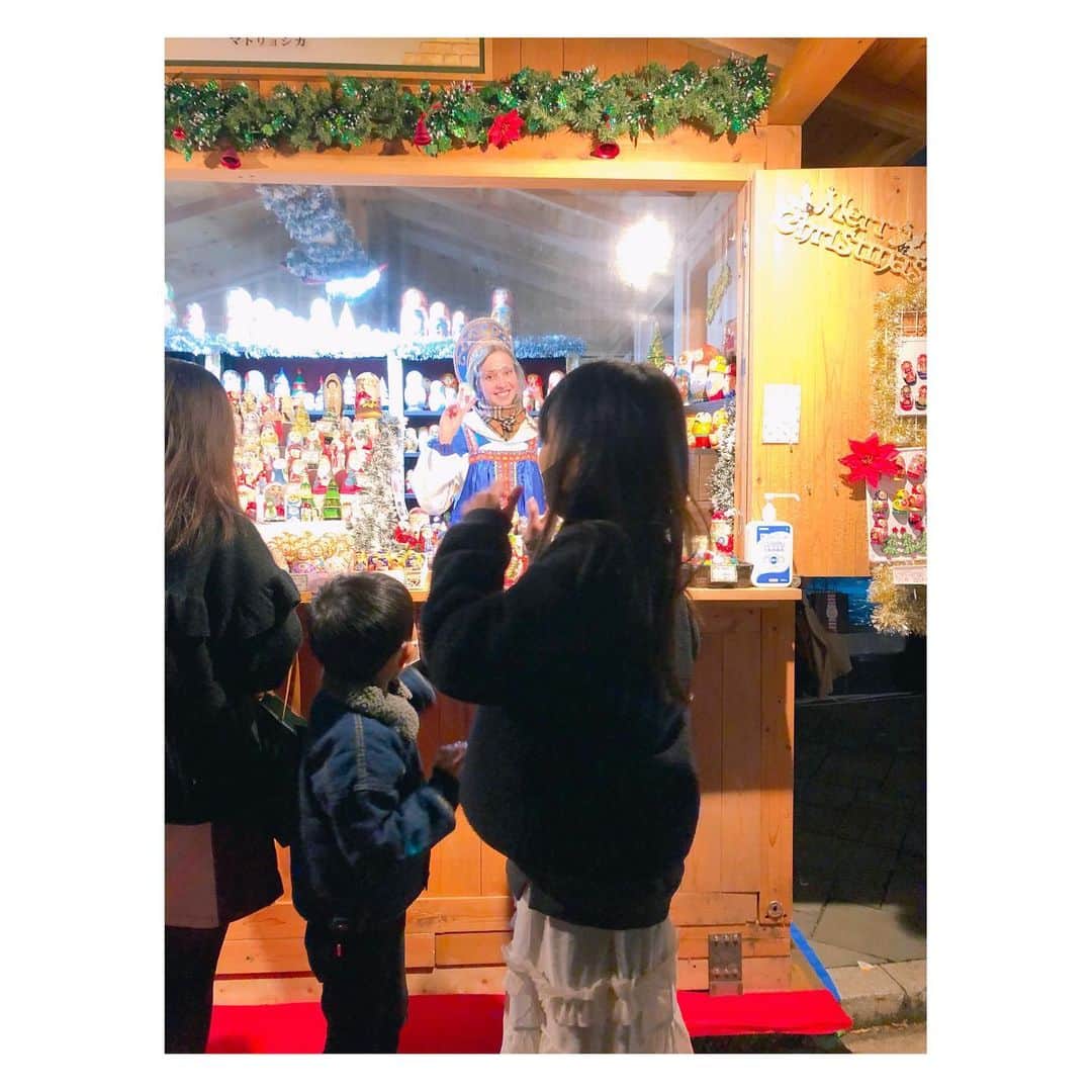 megumi matsuoさんのインスタグラム写真 - (megumi matsuoInstagram)「🅷🅴🅻🅻🅾︎ すこし前の12月10日 まだ寒くならないうちに 日比谷クリスマスマーケットへ  混んでたら帰ろうと思って 比較的空いてるであろう平日 4時ごろを狙って 子供たちと行ってきました  大きなテントは 今年は思いっきり開いてて 外と変わらない感じ  ホットココア ソーセージの盛り合わせ ポテト ムール貝 を食べて  いつもなら 子どもの目線からは見えなかった 雑貨のお店も 歩きながら見ることができて  カイくんマトリョシカに食いつき 私は美しいロシアの店員さんに見惚れ カイくん自分のお年玉から小さなマトリョシカを購入(900円)♥︎  5時ごろ 帰るころにはひとが増えてて 飲食のお店には人が並び始めてた  夕方は 明るいクリスマスマーケットと 夜のクリスマスマーケットを 見せてあげられる𐂂♡︎  今日は子どもたちが待ちに待ったイブだね  *･゜ﾟ･*:.｡..｡.:*･ happy holiday ･*:.｡. .｡.:*･゜ﾟ･*  #クリスマスマーケット日比谷 #クリスマスマーケット#日比谷公園 #christmasmarket#happyholiday #松潤さんぽ#サラミラ#サラミラカイ#3きょうだい」12月24日 15時44分 - sara_mira_
