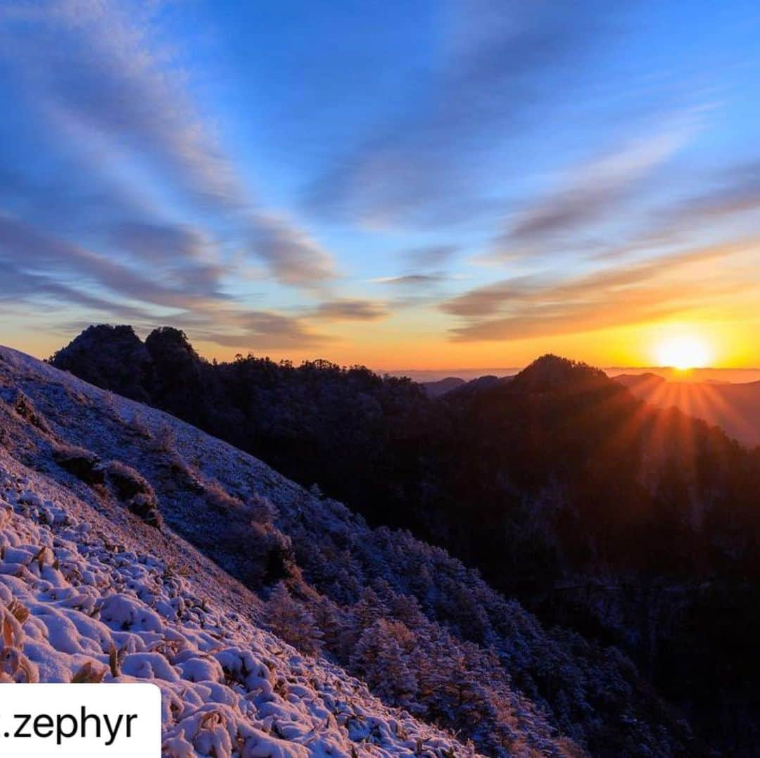 西条市さんのインスタグラム写真 - (西条市Instagram)「朝日が神々しい✨✨ 写真家の皆さん、雪山には十分お気をつけください。今年は山の事故が多発しています。  #Repost @dt.zephyr with @make_repost ・・・ . 夜明け . . Date 2020.12.18 . . #canon #キヤノン #eos #6dmark2 #tamron #タムロン #一眼レフ #一眼レフ初心者 #shikokucameraclub  #登山 #雪山 #雪山登山 #yamap55 #私の山フォト #石鎚山系 #伊予富士  #四国 #愛媛県 #愛媛 #西条市 #西条 #lovesaijo #高知県 #高知 #いの町」12月24日 15時44分 - lovesaijo