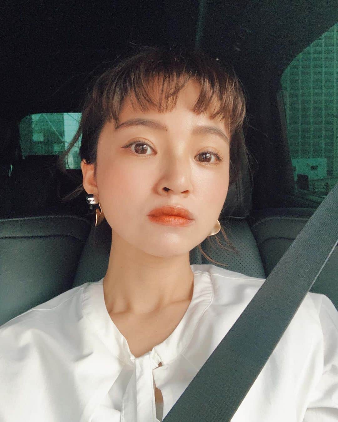 のインスタグラム：「クリスマスイヴだし、前髪巻いてみたけど、思ってたのとちょっと違う🤔  メリークリスマスイヴ🎄」