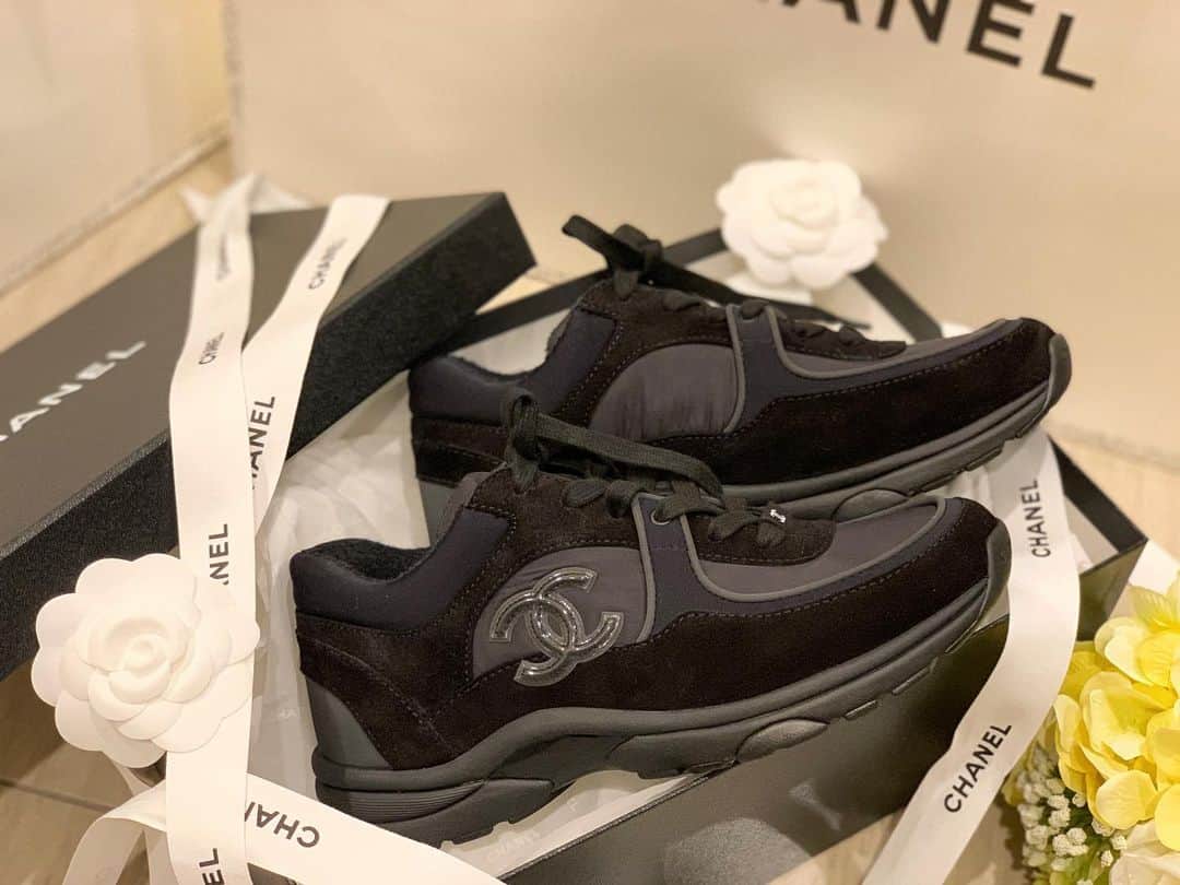 あやごるふのインスタグラム：「最近スニーカーの収集癖が👟﻿ ﻿ ﻿ でも何よりも﻿ スニーカーとデニムで合わせられる﻿ 美脚が欲しいワｧｧｧｧｧｧｧｧｧ﻿ ﻿ サンタｧｧｧｧｧｧｧｧｧｧｧｧ…﻿ ﻿ 明日起きたら太もも５センチ細くなってますよーに﻿ ﻿ ﻿ ﻿ ﻿ #シャネル #CHANEL #style #instafashion #fashionista #coco #cocomark #select #スニーカー #sneaker #kicks #shoes #atmos #kickstagram #atmosgirls #snkrs #シューズ #ginza #銀座 #東京 #fashion #tokyo #ootd #chanelbag #shopping #shoppingday #chanellove #chaneladdict #chanelsneaker #chanelshoes」