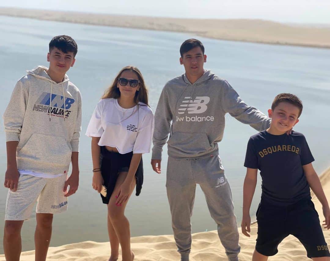 ティム・ケーヒルのインスタグラム：「FAMILY 💙🎄🎁」