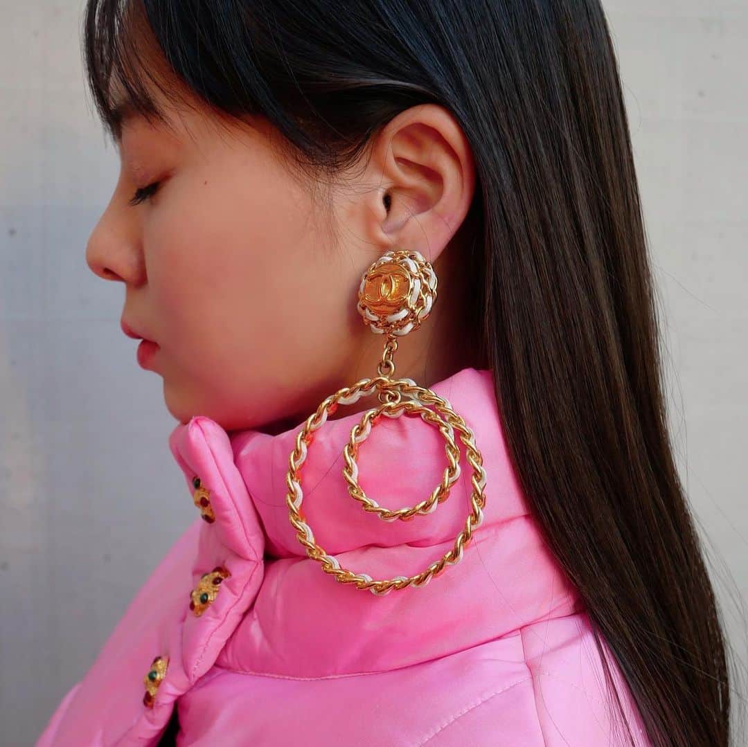 Vintage Brand Boutique AMOREさんのインスタグラム写真 - (Vintage Brand Boutique AMOREInstagram)「🤍Rare🤍 Vintage Chanel chain hoop clip-on earrings   DM us to Order🛒  Free Shipping Worldwide 📩DM for more info and pricing  ➡️info@amorevintagetokyo.com  #VintageChanel #chanelearrings #ChanelCollection #amoretokyo」12月24日 15時50分 - amore_tokyo
