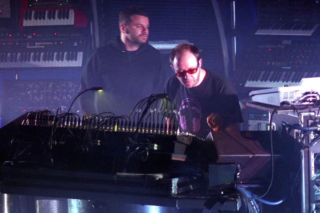 Block.fmのインスタグラム：「The Chemical Brothers、サプライズで最新DJミックス「ODD BOD DISTRESS IN THE AREA」リリース！ファンに向けたクリスマスプレゼントとして現在は無料公開されている。⁠ ⁠ 詳細はlink in bio」