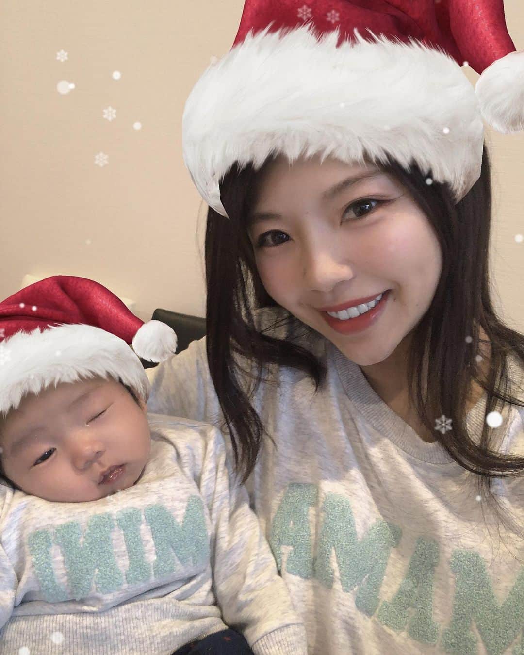 渡辺かなえのインスタグラム：「おねむMINI君🍼着込みすぎてラガーマンみたい（笑） 素敵なイヴを❤️🎄🎅」
