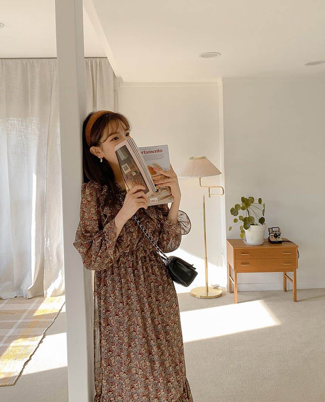 imvelyジャパンのインスタグラム：「可愛いフラワーとひらひらした感じが 大人可愛いロングワンピースです🤎  ショートコートと合わせても ガーリーなコーデを演出できるます🙆‍♀️  詳細はサイトでチェックしてください💡  #イムブリー#IMVELY＃ワンピース#大人カジュアル#大人可愛い#ootd#デイリー #カジュアルコーデ   詳細はサイトでチェックしてください💡  #イムブリー#IMVELY＃ワンピース#大人カジュアル#大人可愛い#ootd#デイリー #カジュアルコーデ」
