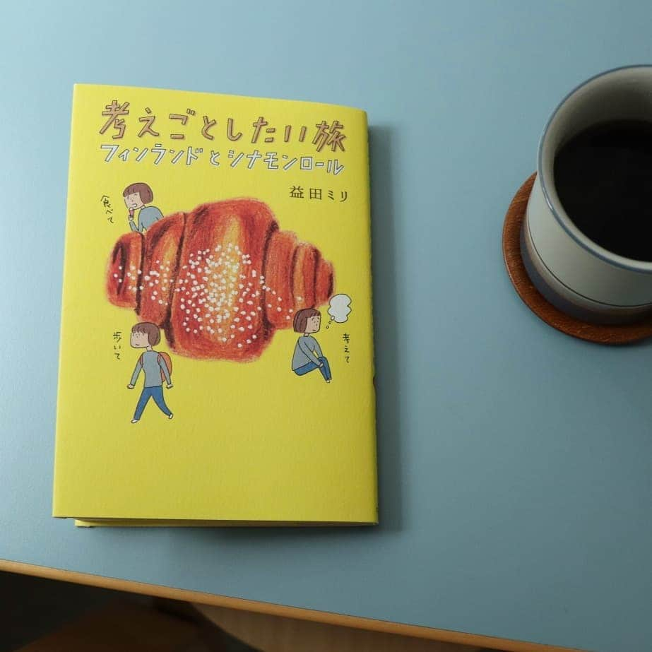 aarreさんのインスタグラム写真 - (aarreInstagram)「2020.12.24  クリスマスイブ  本屋さんでたのしそうな本を見つけました  フィンランド🇫🇮という文字につい反応  これで脳内旅行に行ってきます  みなさま良いクリスマスを🌠」12月24日 15時54分 - aarre.life