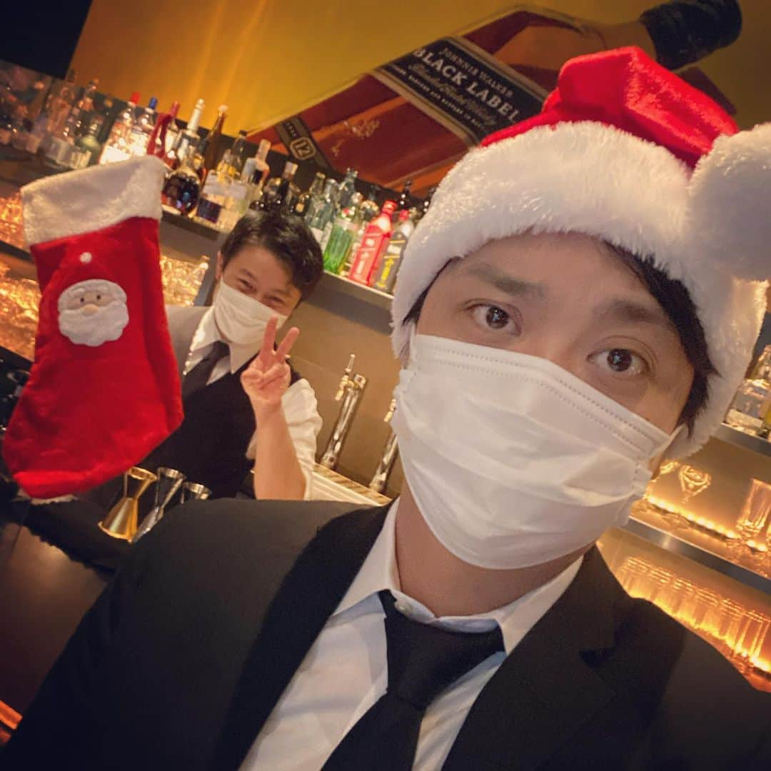 牧野紘二のインスタグラム：「メリクリ！ #師走 #メリクリ #12月 #クリスマスツリー #ツリー #六本木 #六本木ヒルズ #バー #BAR #TUSK #良いお年を #カウントダウンしません #時短営業 #暇 #六本木ヒルズバー」