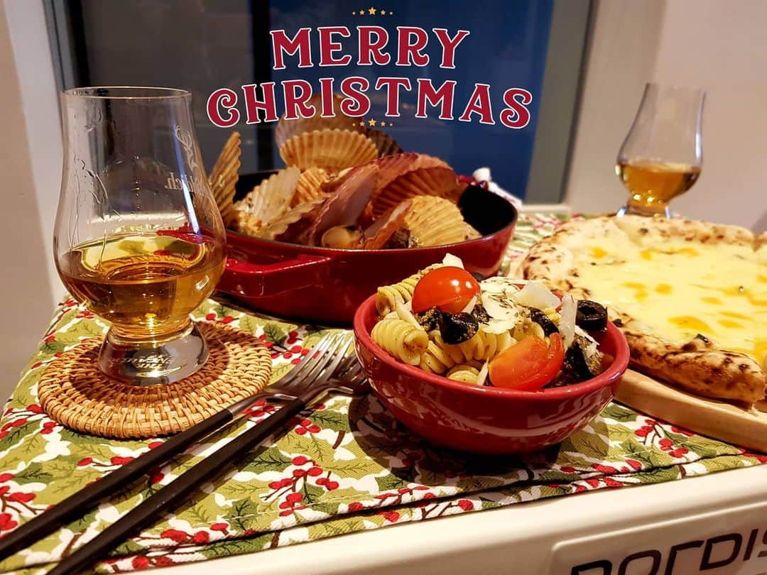 チン・グのインスタグラム：「#merrychristmas  올해는 집콕🏡」