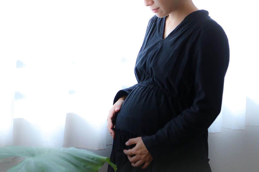 のインスタグラム：「お腹前に出てきたんだ🤰🏻 いつも目立たない服ばかり着てるからこうするとビックリされるんだけどしーっかり成長してる。 📸@haru_cafe  . . 昨日は助産師外来 医師ではなく助産師さんに診てもらう日。しっかりお話ししてバースプラン(どんなお産にしたいか)などお産に向けて心の準備のサポートなどをしてくれる健診。 ほぼ荷物準備してなかったけど助産師さんと話してるといよいよだなと感じだから帰宅後バタバタ慌てて入院荷物まとめたりしたよ🧳←テストとかも一夜漬けタイプです お腹の子も2400g近く成長。 私も＋7.5kg程成長。 予定日まであと1ヶ月。 娘には年末年始これでもかくらい甘えさせるぞー❣️#お菓子はほどほどに　 . . #妊娠後期#2021ベビー #妊娠9ヶ月#マタニティ#マタニティーコーデ#妊婦服#授乳服 #マタニティーライフ#マタニティ記録#妊娠35週 #妊婦#第2子妊娠中 #ぷんにー#マタアカ #2歳#4月生まれ #女の子ママ#女の子キッズ #育児日記#ママライフ#福岡ママ#福岡プレママ#ママスタグラム #マタママさんと繋がりたい #igkids #instagood #instalike」