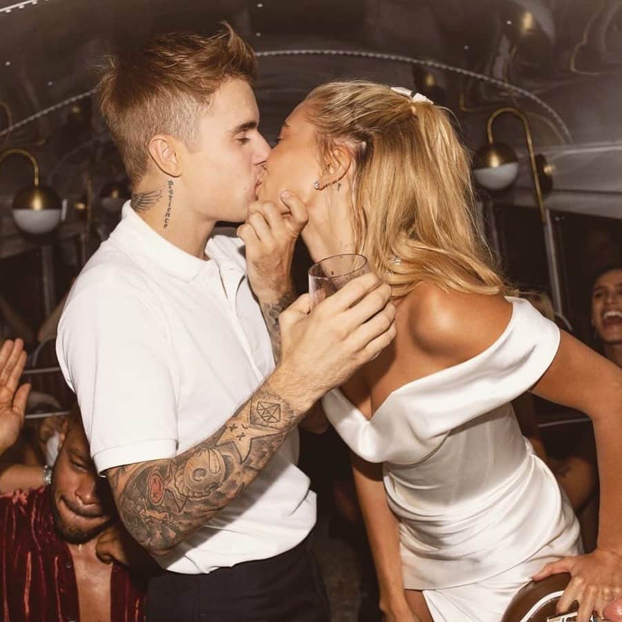 E! Onlineさんのインスタグラム写真 - (E! OnlineInstagram)「Hailey Bieber is sharing the exact moment she knew Justin was the One. ❤️ The throwback moment that made us feel oh so lonely is at the link in our bio. (📷: Instagram)」12月24日 7時03分 - enews