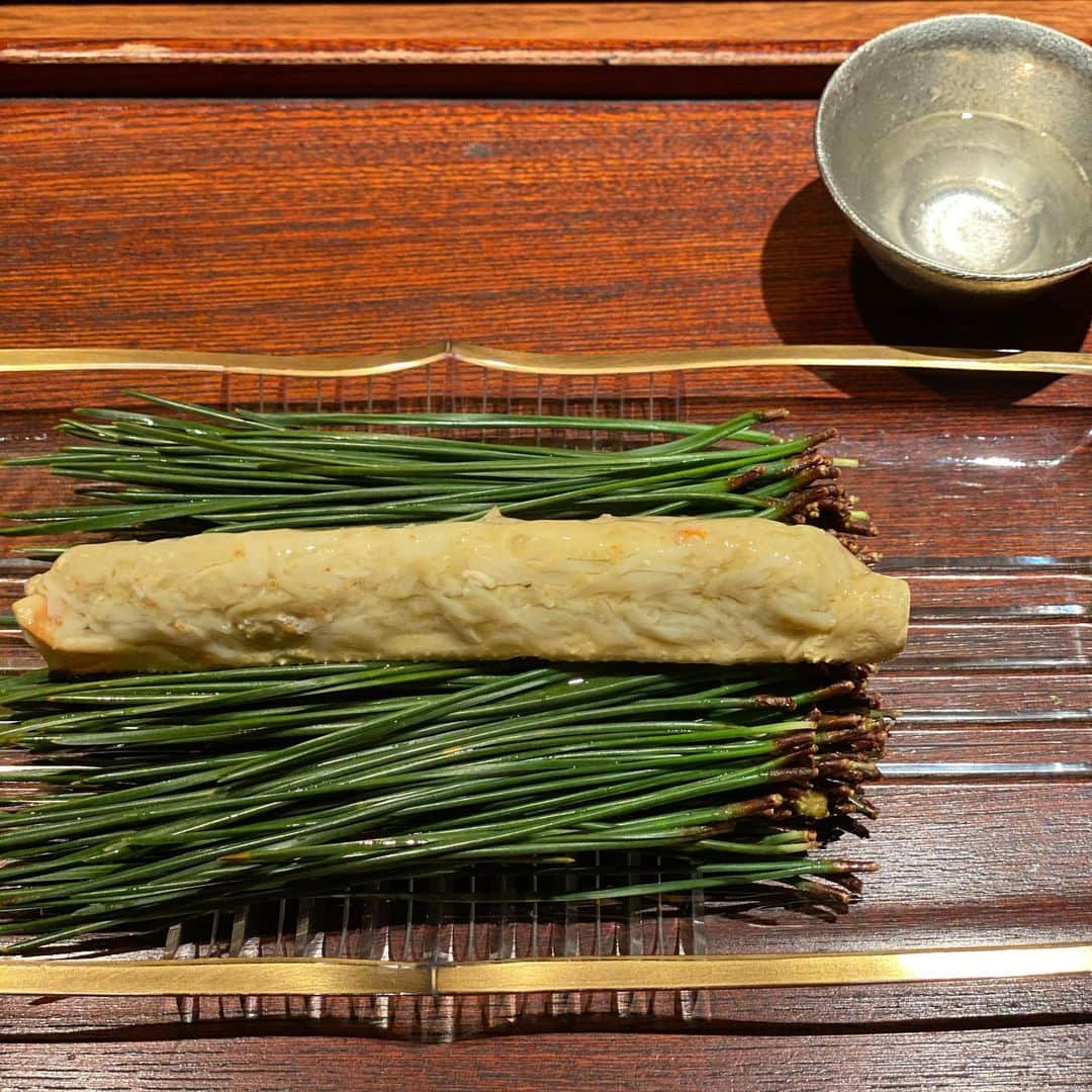 胃腸良子さんのインスタグラム写真 - (胃腸良子Instagram)「昨夜は原料メーカー様よりお招きいただき、憧れのミシュラン名店神楽坂「石かわ」へ。  ・  まったく予約が取れないお店だけあり、お料理はすべて完璧。 ひとつひとつがとても丁寧なお味でした🤗  ・  先付け　 松葉がに  椀物　 真たら白子　甘鯛　みぞれ椀  造り　 鰆　くえ　ぼたん海老肝和え  焼き物　 穴子　蓮根　菜の花  煮物　 すっぽん　千住葱　うす揚げ  中皿　 伊勢海老　海老芋　かぶら  食事　 鴨おこわ　雲丹とろろ素麺　真鯛と白米の釜だきごはん  季節の果物　黒豆もち  ・  今年はコロナの影響もあり、乳酸菌ビフィズス菌は製造が追いつかなくなるほどの需要だったそうです。 中でも弊社の売り上げがトップクラスだったとか！ 大変喜ばしいことです🤗 販売数は大手の足元にも及ばないうちがなぜ？ それは一粒の配合料、どこにも負けない品質を誇っています。 広告費をかけない小さなメーカーだからできる事です。  来年はさらにパワーアップした新商品をお届けできるよう急ぎます🏃‍♀️  お楽しみに❣️  ・  #神楽坂 #石かわ #ミシュラン #ミシュラン三ツ星  #和食 #懐石 #個室懐石 #ぐるなび #食べログ  ・」12月24日 7時03分 - kimiyo.f