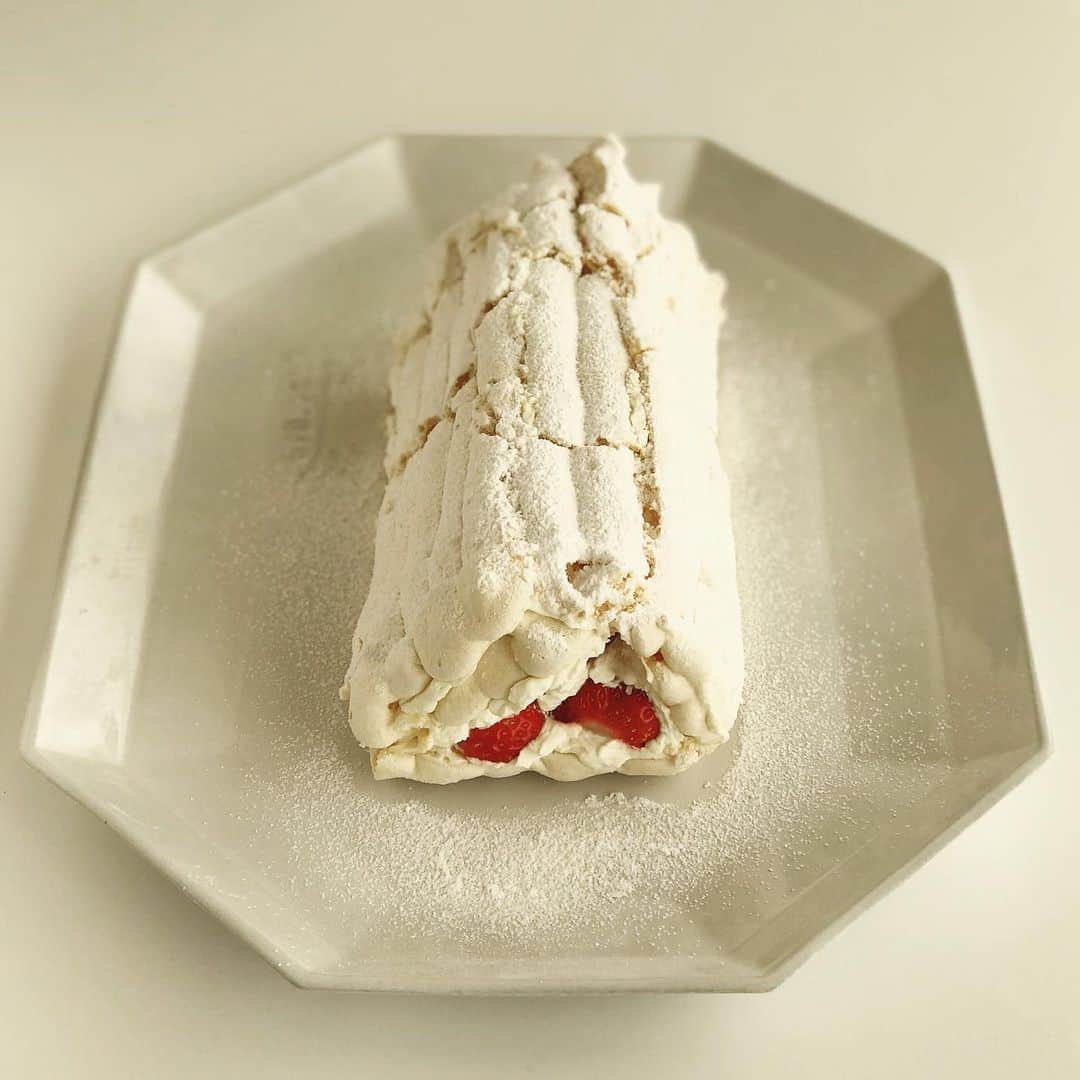 のインスタグラム：「堅焼きメレンゲルーラード Crisp Meringue Roulade  🎄今年のクリスマスケーキは 🍓をたっぷり巻き込んだ 🇬🇧式メレンゲケーキ。 ❄️が倒木に積もったイメージで。  メレンゲルーラードは 本来、高温・短時間で生地の内側を 柔らかいマシュマロ状に焼き上げ 巻きやすい生地にするレシピ。  だけど 普通のメレンゲを焼くように 低温でカリカリに堅焼きしてみた。  案の定、きれいに丸くは巻けないけど 🐿サクサクサクサクな仕上がりに。 これはこれでおいしいな。  #meringueroulade #swissroll  #meringues」