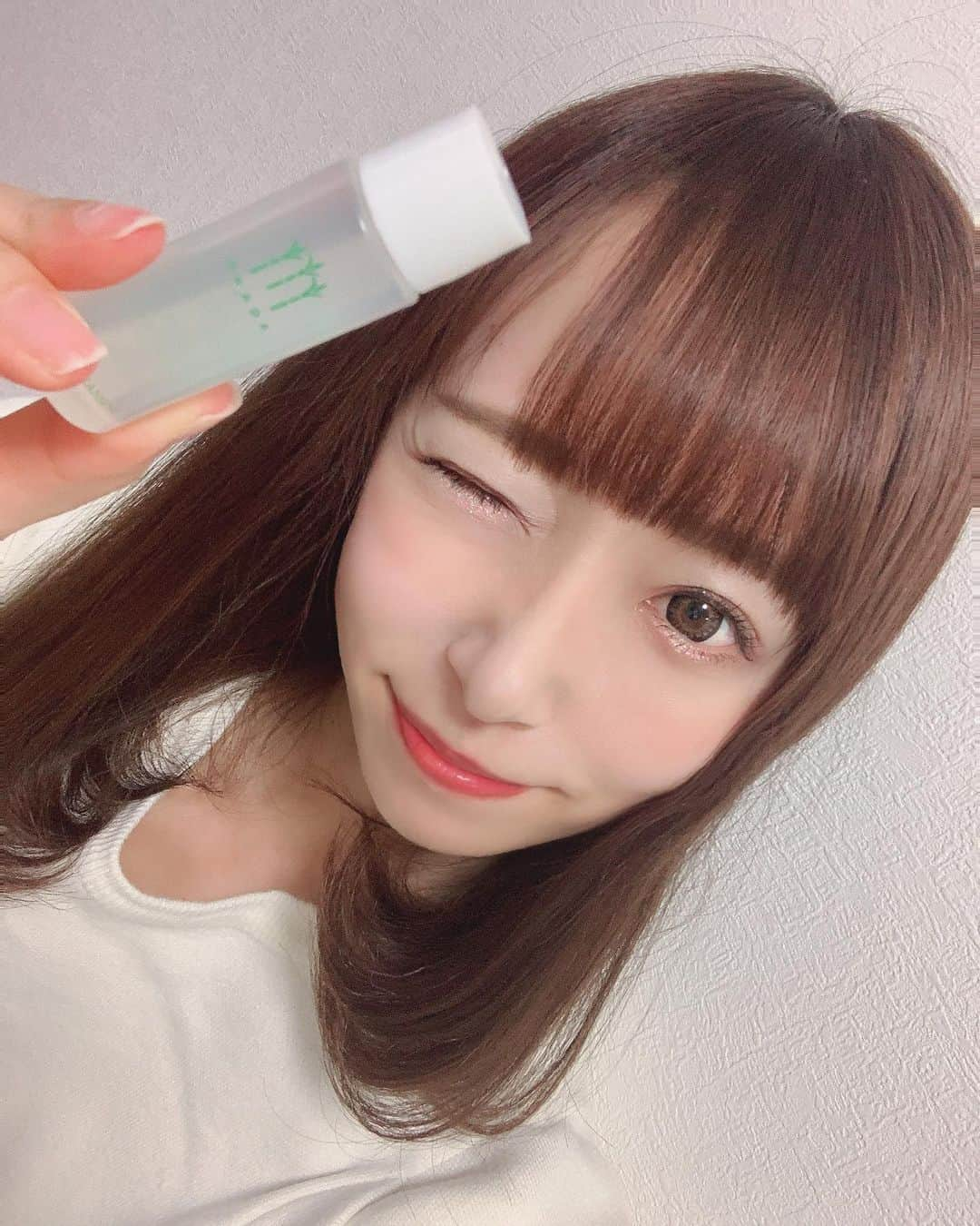 華月咲（さーちゃん）さんのインスタグラム写真 - (華月咲（さーちゃん）Instagram)「1224 おはさーちゃん\( ･ᴗ･ ) 今日は天然さとうきびスクワラン100%の クレンジングを紹介！ひゃくぱーせんと！ すごい贅沢な商品☺️安心安全のオイル✨ ティッシュで拭き取るタイプなんだけど ほんとに少量で優しくポンポンするだけで メイクがゴソっと落ちるの👼すご〜い💓 ＊ 「愛する家族のために」始まった 社長さんのこだわりが感じられてはぴ🥰 さて。みなさんメリクリイヴପ(⑅ˊᵕˋ⑅)ଓ🎄 ・ ・ #クレンジング #無添加クレンジング #さとうきび #スクワラン #肌荒れ #敏感肌 #アトピー #無添加工房 #okada #岡田 #界面活性剤 #無添加化粧品 #無添加 #保湿 #美肌 #潤う #完全無添加 #無添加工房OKADA #肌トラブル #オーガニック #岡田クレンジング #岡田石けん #岡田ローション #岡田美容オイル #岡田美容クリーム #岡田UVミルク #ボタニカル #合成界面活性剤無添加 #monipla #mutenka_fan」12月24日 7時05分 - sachan_0109