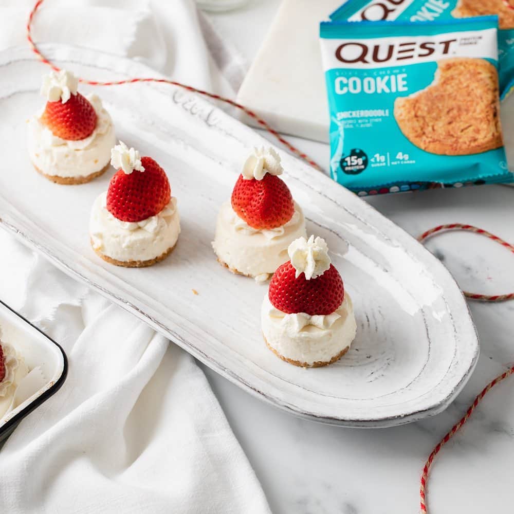 questnutritionさんのインスタグラム写真 - (questnutritionInstagram)「Santa Hat Mini Cheesecakes 🎅🥰🎄 • 👉 FULL RECIPE LINK IN BIO (swipe left from 1st card to 2nd card) 👈 • Per serving: 6g protein, 12g carb, 11g fat. (6g net carbs) #OnaQuest #QuestNutrition #Questify」12月24日 7時05分 - questnutrition