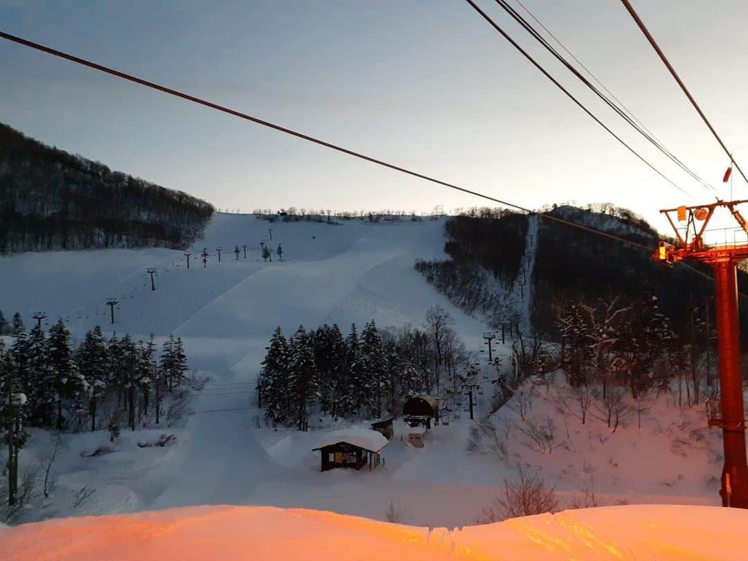 栂池高原スキー場さんのインスタグラム写真 - (栂池高原スキー場Instagram)「おはようございます！ ゴンドラ山頂駅より朝イチレポートです。 天候　晴れ　風　２m 積雪　165cm　気温　-2度 今日もいい天気の中気持ちよく滑れると思うのでぜひお越し下さい！お待してます！  栂池高原スキー場から皆様へのクリスマスプレゼント！ 明日25日からはスキー場全面滑走できます！週末はつがいけへ！😊」12月24日 7時17分 - tsugaike_kogen