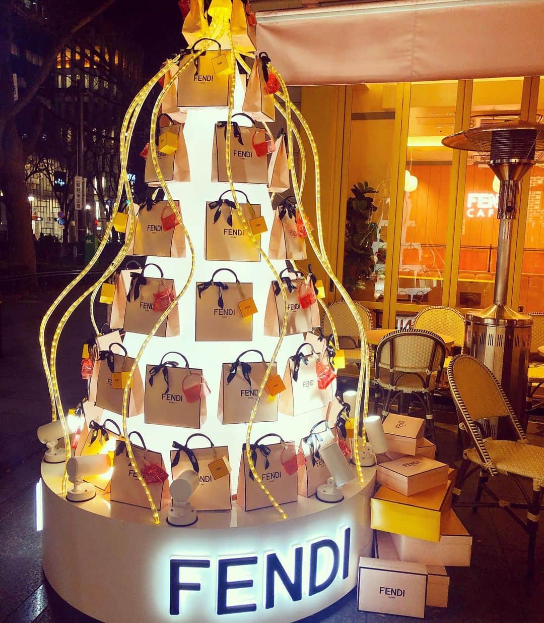 のインスタグラム：「【FENDIカフェ】 in 表参道💒🏙✨ . 2020/12/27までの期間限定で 結婚式場のANNIVERSAIRE表参道で FENDIがカフェをOPEN✨✨✨ . 予約は即完だったみたい😅 ラッキー🍀✨ . #fendi  #fendiカフェ  #fendicafe  #anniversaire  #アニヴェルセル  #アニヴェルセルカフェ  #アニヴェルセル表参道  #アニヴェルセルカフェ表参道  #カフェ  #カフェ巡り  #カフェ好きな人と繋がりたい  #カフェ活  #カフェ好きと繋がりたい  #cafe #café #cafestagram  #cafefendi #fendimonster  #ハイブランドカフェ ☕️ #プチ贅沢 #プチ贅沢気分 ♪ #誕生日 #誕生日サプライズ  #誕生日祝い #誕生日ご飯  #birthday #birthdaypresent  #birthdaydinner #birthdaytime  #birthdaycake 🎂😆✨」