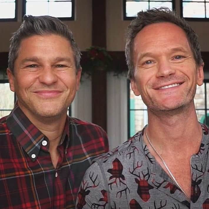 ニール・パトリック・ハリスのインスタグラム：「2 days until Christmas! 🎄❤💚 #neilpatrickharris #davidburtka #nph #db #tagsforlikes #actors #lovethem #handsome #chef #repost #couple #husbands @nph @dbelicious 💙❤🤍 [Repost from @dbelicious]」