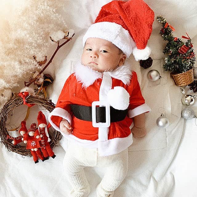 ayacasuのインスタグラム：「* * * 🦌🛷❄️...Merry Christmas eve...🥂🎁🌲 * あかん、可愛いすぎてママたじたじや。🥺🥺🥺 100均のサンタコスを悠陽サイズにリメイクした🧵🪡 我ながら上出来〜😊🎵 だからボンボンがデッカいのよ！！🤣🙌🏻笑 3枚目がビフォー🔄 * 来年には🎄一緒に飾り付けできるかな？🌟 パパ👨🏽に大っきいやつ買ってもらおうね😉笑 * リースのお人形さんはペアやってんけど Baby👶🏻もつけてあげて マイファミリーにしてみた👨‍👩‍👦🌈 ちなみにこのベビードール👶🏻50円。笑 クリスマス🎄アイテムって無限にかわいい😍 大人になってもワクワクするもんなぁ😙❣️ * * * #クリスマス#christmas#メリークリスマス#xmas#メリクリ#merrychristmas#merryxmas#サンタ#ベビー服#ハンドメイド#リメイク#赤ちゃんのいる生活#男の子ベビー#サンタコス#ベビーサンタ#令和2年ベビー#生後1ヶ月#生後2ヶ月#親バカ部#クリスマスパーティー#xmasparty #christmasparty #ベビスタグラム#子育てぐらむ #ママスタグラム #妊婦 #出産#ベビーフォト #メリークリスマス #おうちスタジオ」