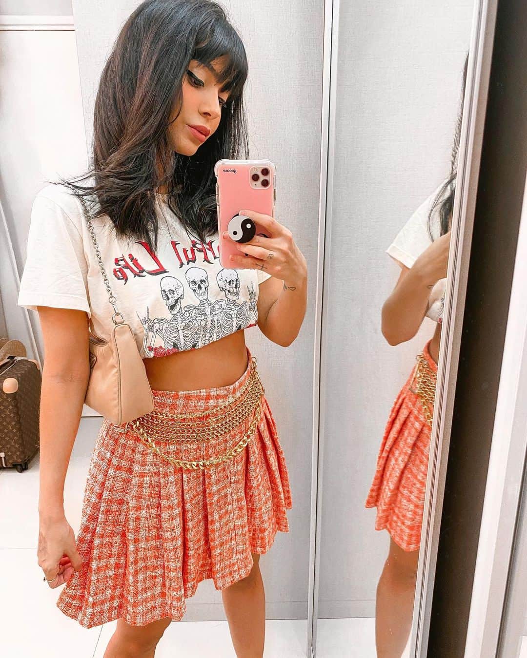 Gabriela Salesのインスタグラム：「Lookinho que ainda não tinha postado por aqui. 😍 A dica de truque de styling é colocar a camiseta por dentro do sutian e transformar ela em cropped. Assim não precisa cortar nem amarrar e ainda fica super estiloso. Curtem ou não? ❤️」