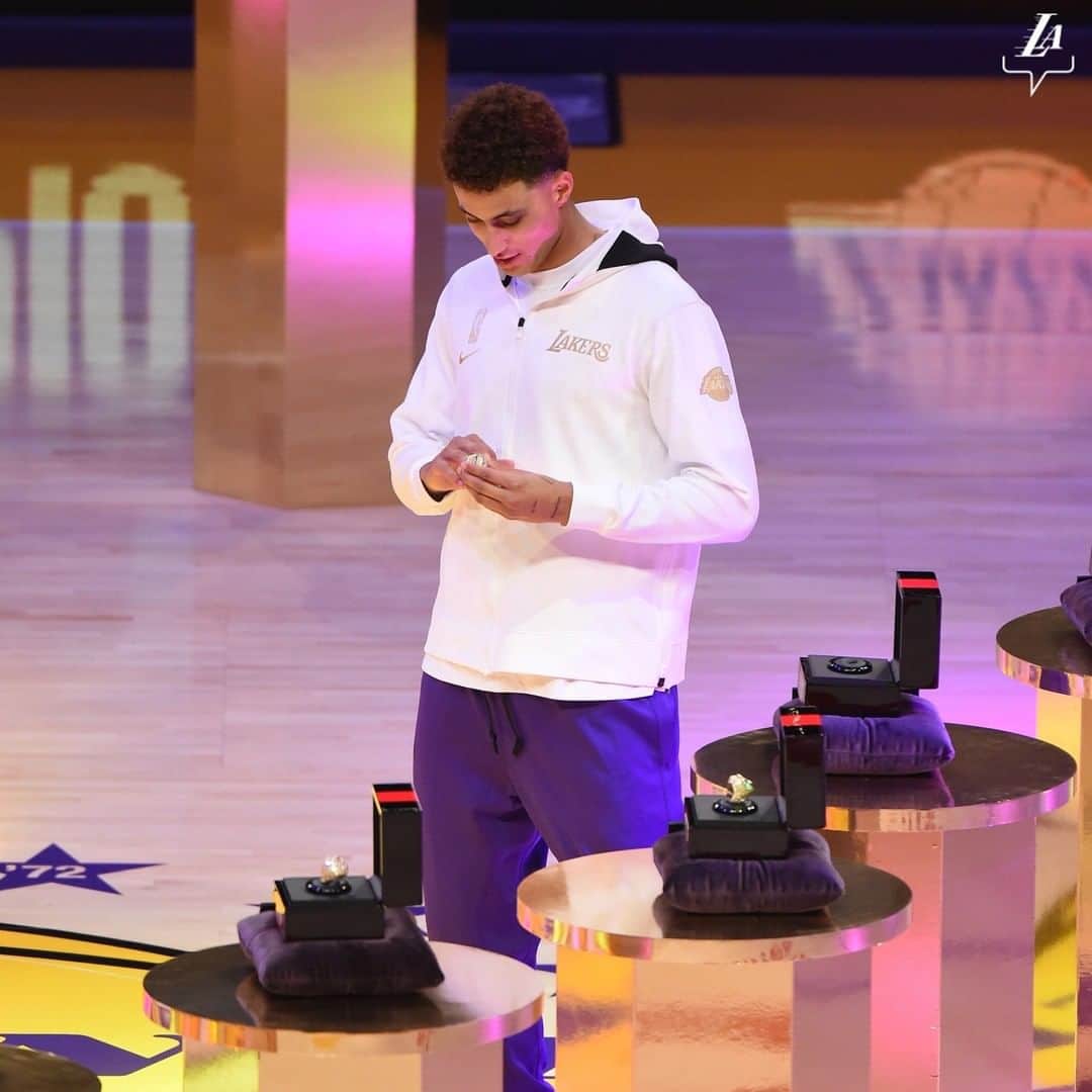 Los Angeles Lakersさんのインスタグラム写真 - (Los Angeles LakersInstagram)「Congrats, fellas. You've earned this 💍」12月24日 7時34分 - lakers