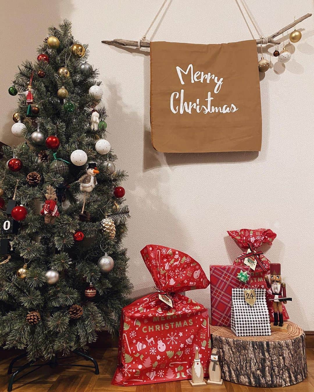 rats1316のインスタグラム：「・ 2020.12.24 Merry Christmas eve 🎄  サンタさんが来ました🎅🏼 寝起きの浮腫んだ笑顔👦🏻👦🏻👦🏻 ・ ・ ・ #christmas#クリスマスイブ#クリスマス#merrychristmas」