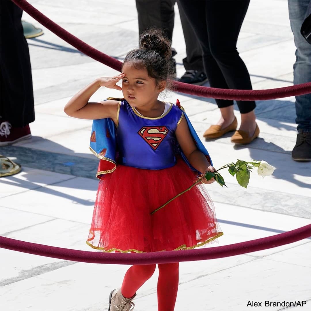 ABC Newsさんのインスタグラム写真 - (ABC NewsInstagram)「A child dressed in a Supergirl costume pays her respects as the late Justice Ruth Bader Ginsburg as she lies in repose on September 23. Tap the link in bio for more of a year in pictures as selected by the ABC News photo editors. #yearinpictures #abcnews #endofyear」12月24日 7時30分 - abcnews